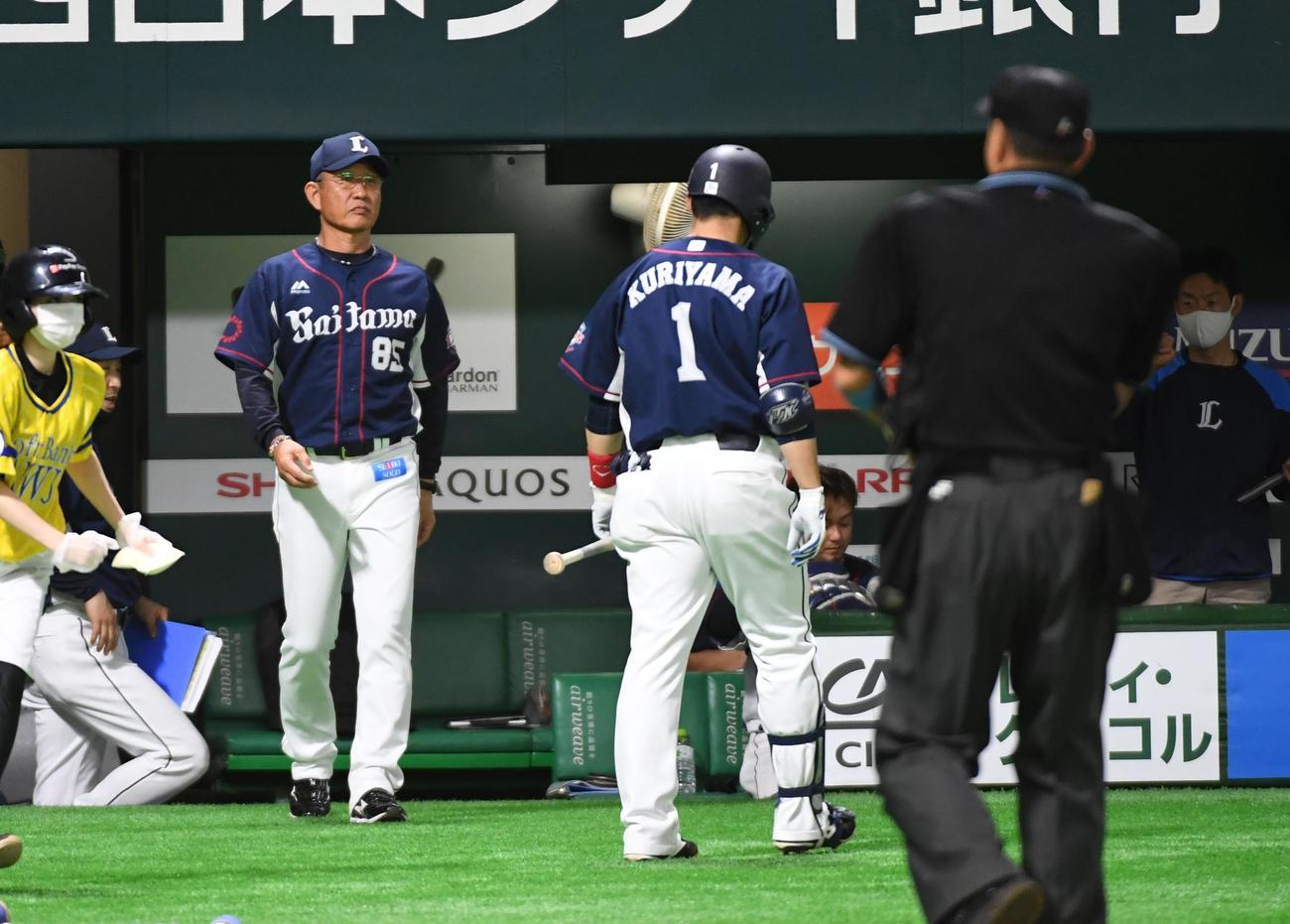ソフトバンク対西武　7回、選手交代を告げる辻発彦監督（撮影・今浪浩三）