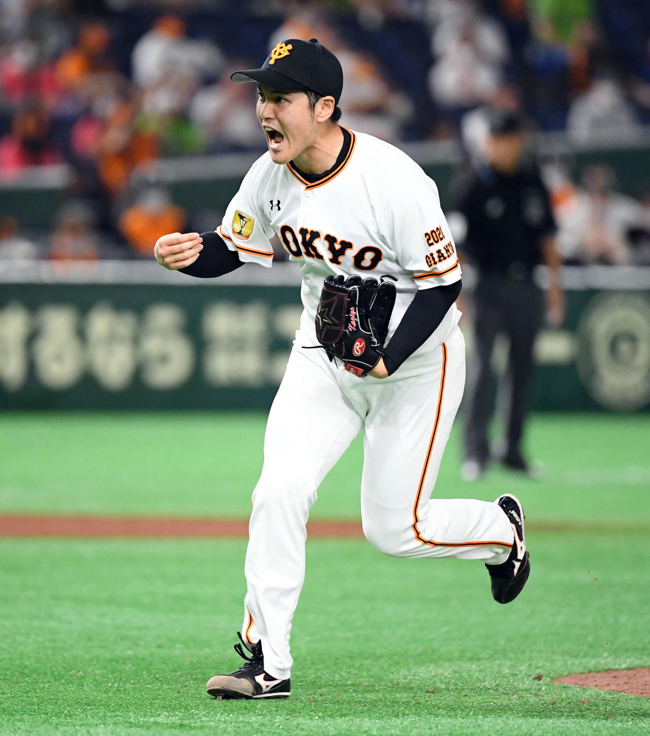巨人対ヤクルト　7回表を無失点に抑え、ガッツポーズを決める巨人鍵谷（撮影・たえ見朱実）