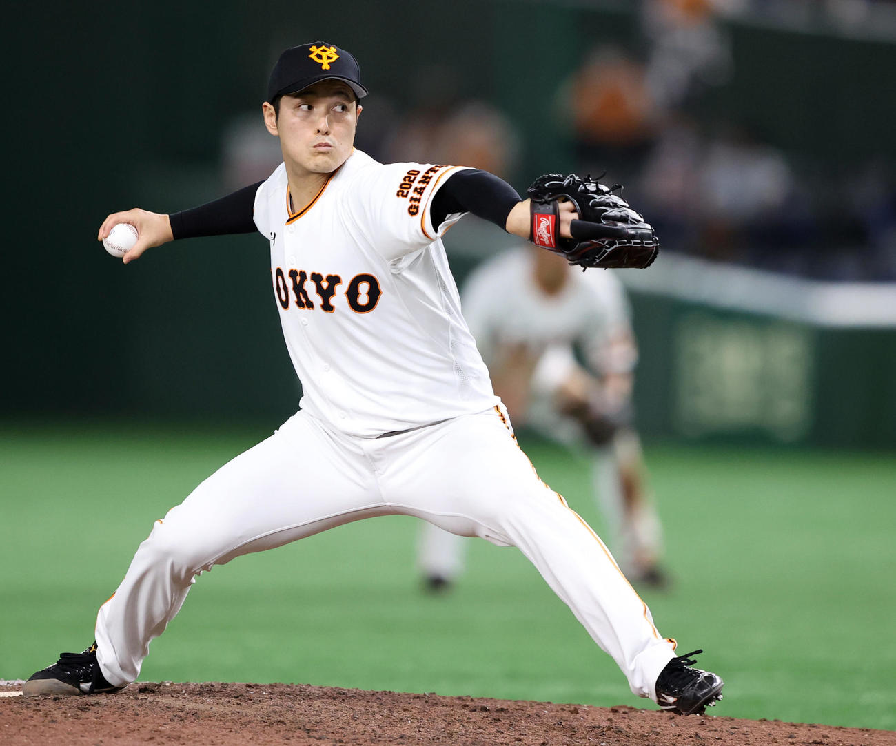 巨人対ヤクルト　7回表途中から登板する鍵谷（撮影・狩俣裕三）