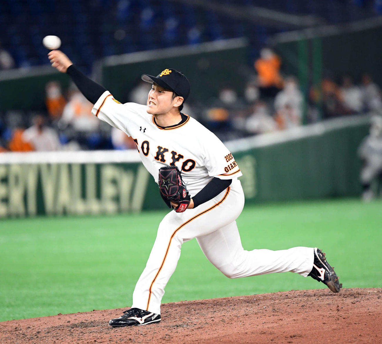 巨人対ヤクルト　7回からマウンドに上がった巨人鍵谷（撮影・たえ見朱実）