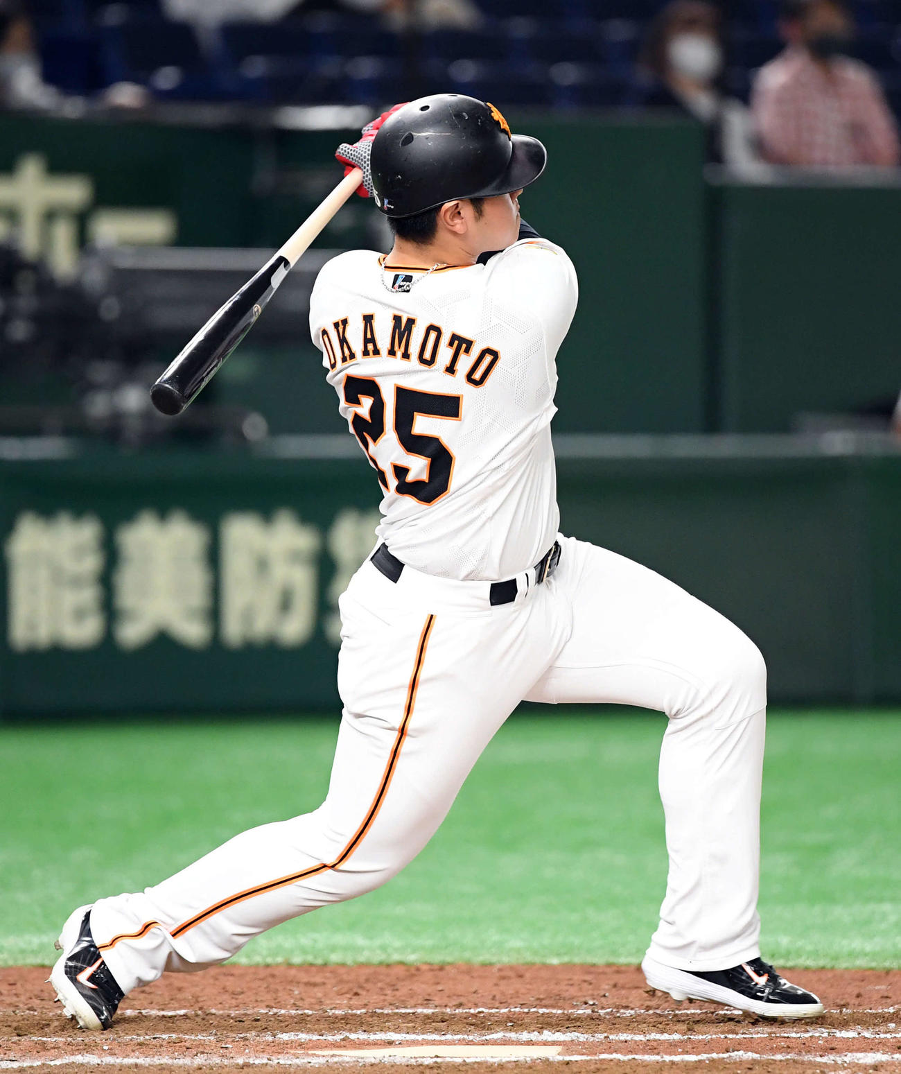 巨人対ヤクルト　7回裏巨人1死、勝ち越しのソロ本塁打を放つ岡本（撮影・たえ見朱実）