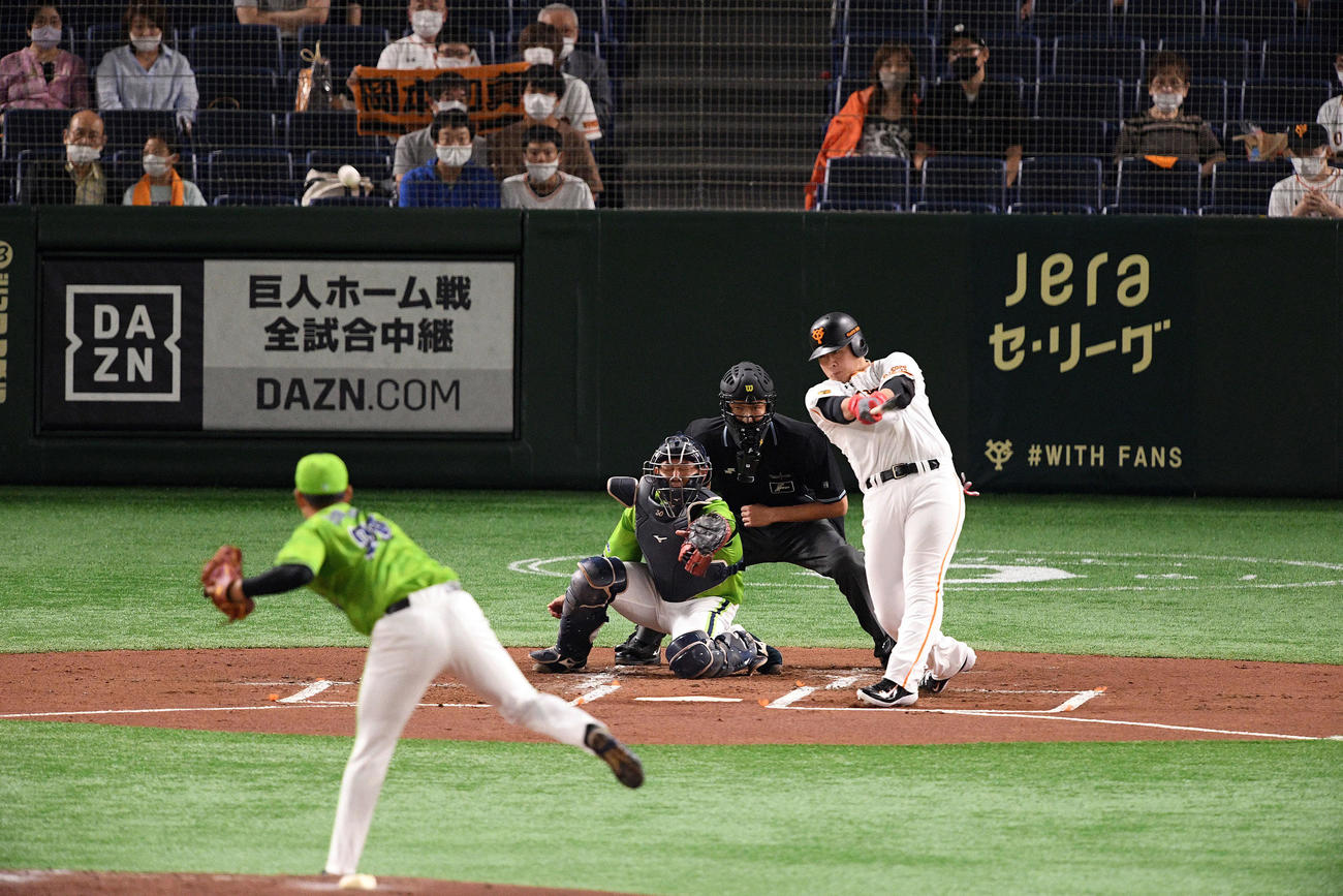 巨人対ヤクルト　1回裏巨人1死一、二塁、岡本は先制の右越え3点本塁打を放つ。投手吉田喜（撮影・滝沢徹郎）
