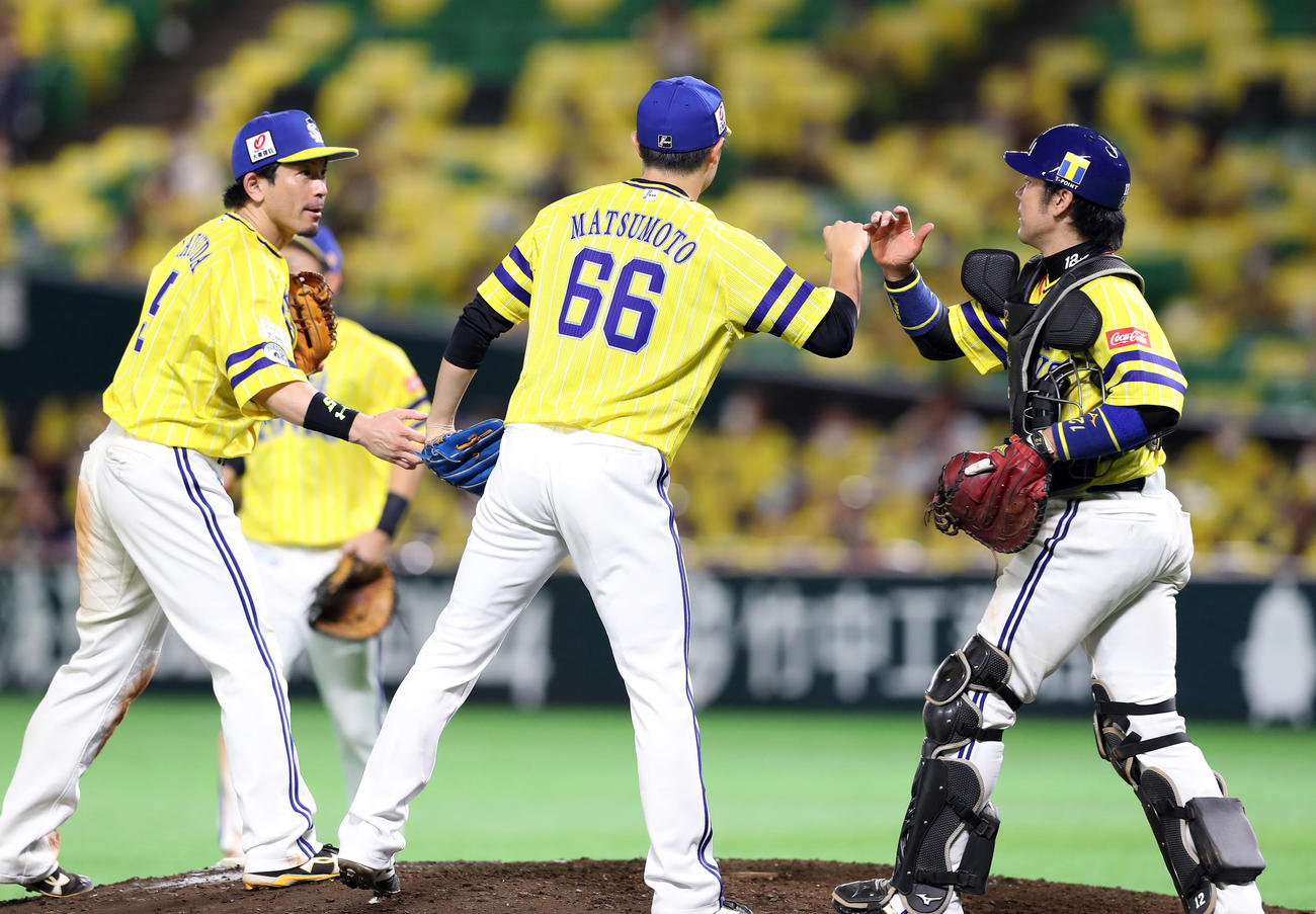 ソフトバンク対西武　西武に勝利し、タッチを交わす松本（中央）と高谷。左は松田宣（撮影・前田充）