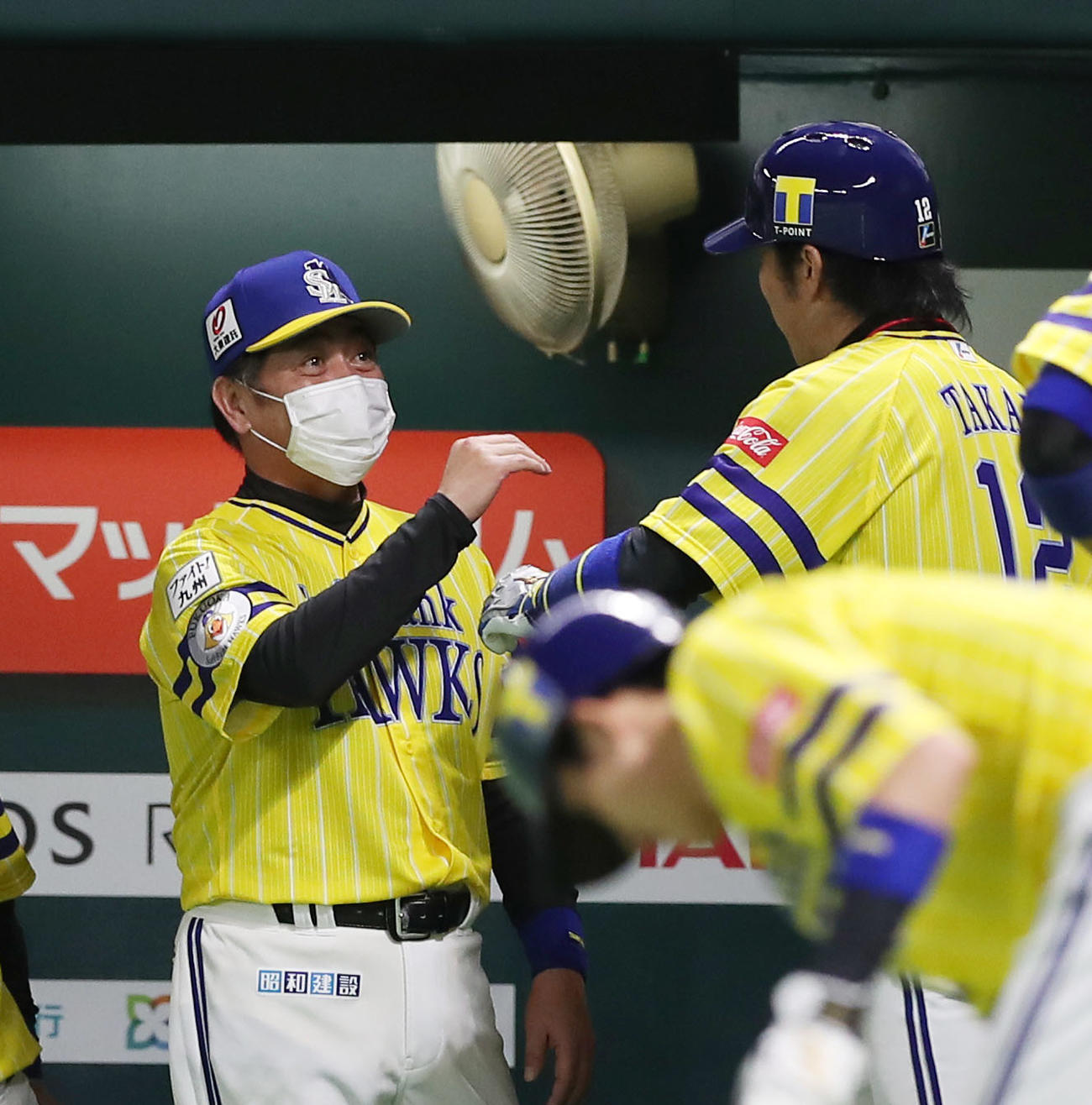 ソフトバンク対西武　3回裏ソフトバンク2死二、三塁、右越え3点本塁打を放った高谷（右）を迎える工藤監督（撮影・前田充）
