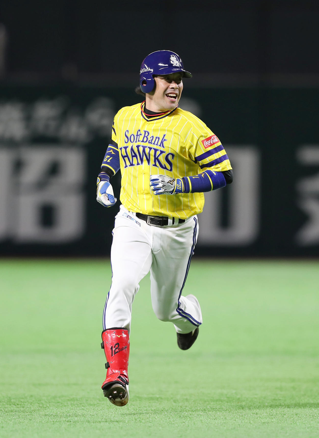 ソフトバンク対西武　3回裏ソフトバンク2死二、三塁、右越え3点本塁打を放ち笑顔を見せる高谷（撮影・前田充）