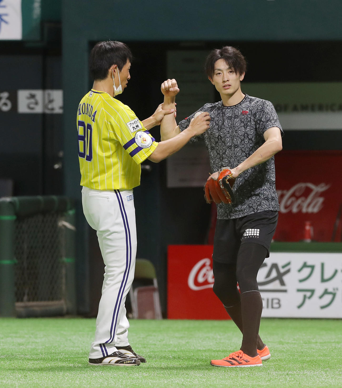 ソフトバンク対西武　試合後のグラウンドで本多コーチから指導を受ける周東（撮影・前田充）