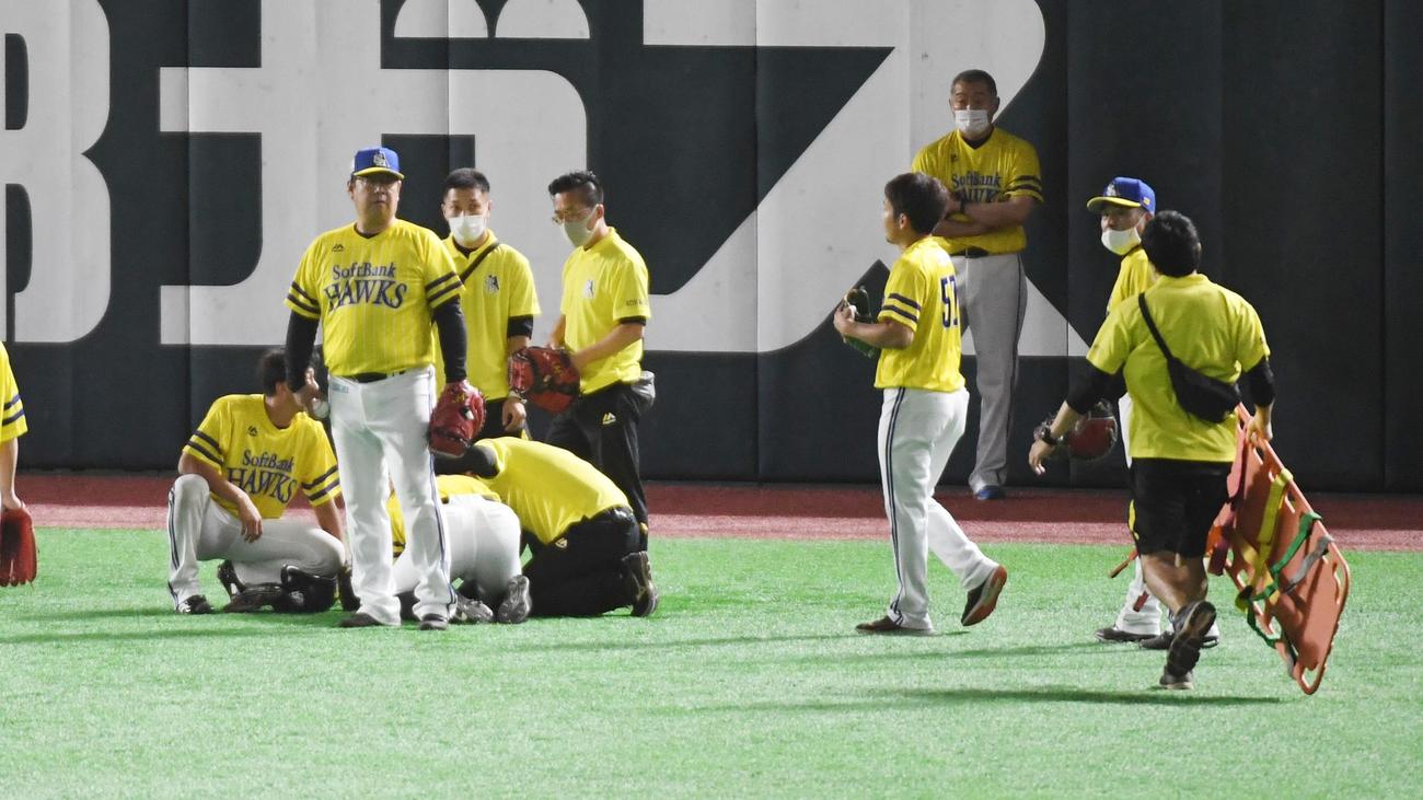 ソフトバンク対西武　練習中、ボールが顔面に当たり座り込む西田哲朗（撮影・今浪浩三）