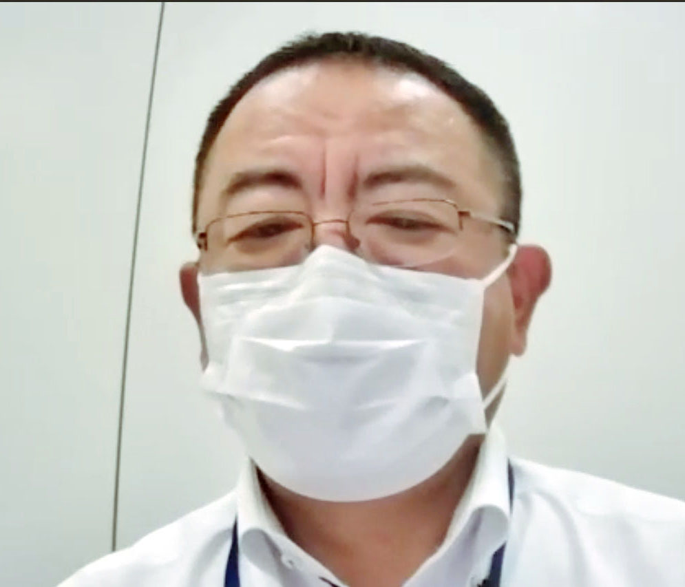 オンラインで記者会見するNPBの井原事務局長（共同）