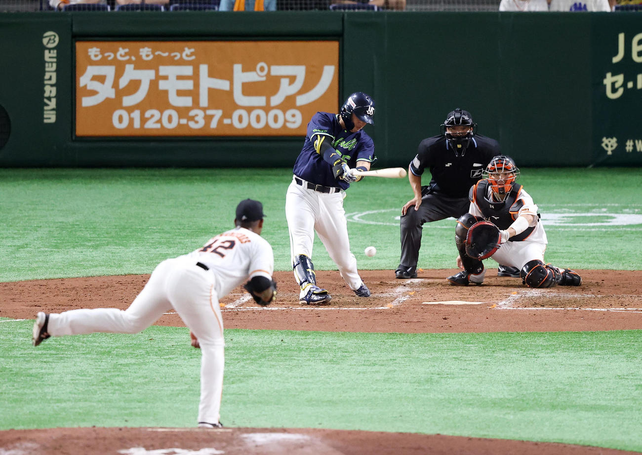 巨人対ヤクルト　4回表ヤクルト1死三塁、先制の右前適時打を放つ村上。投手メルセデス（撮影・垰建太）