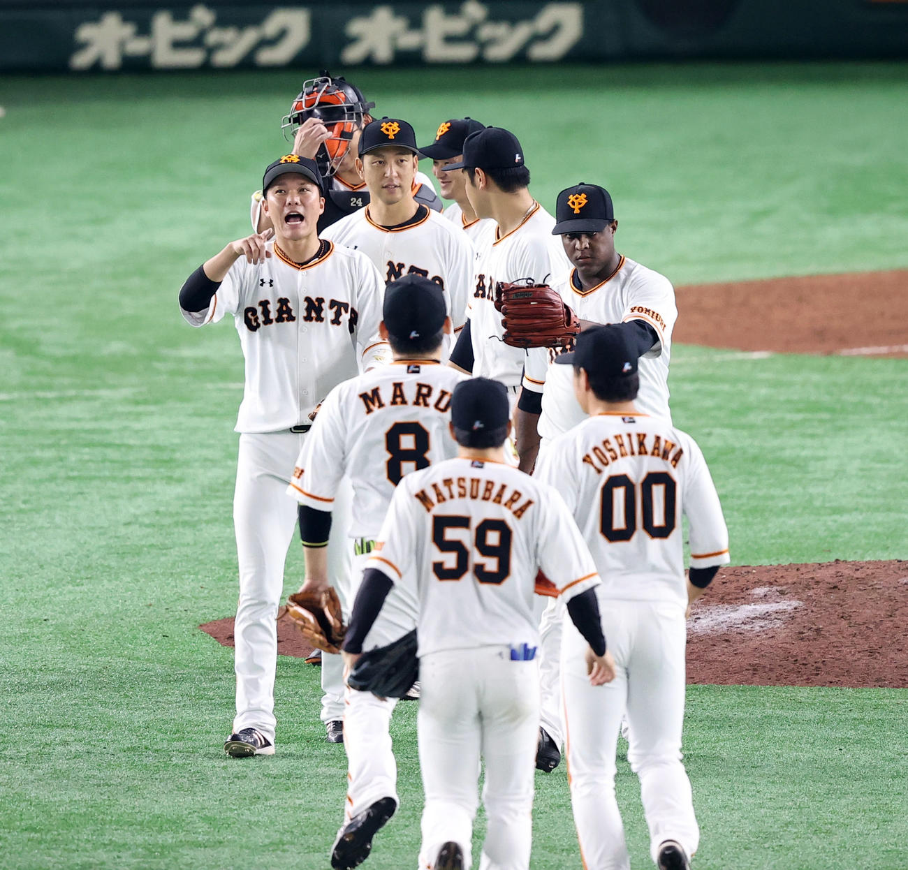 巨人対ヤクルト　ヤクルトに勝利し3連勝を飾りエアタッチを交わす坂本（左）ら巨人ナイン（撮影・垰建太）