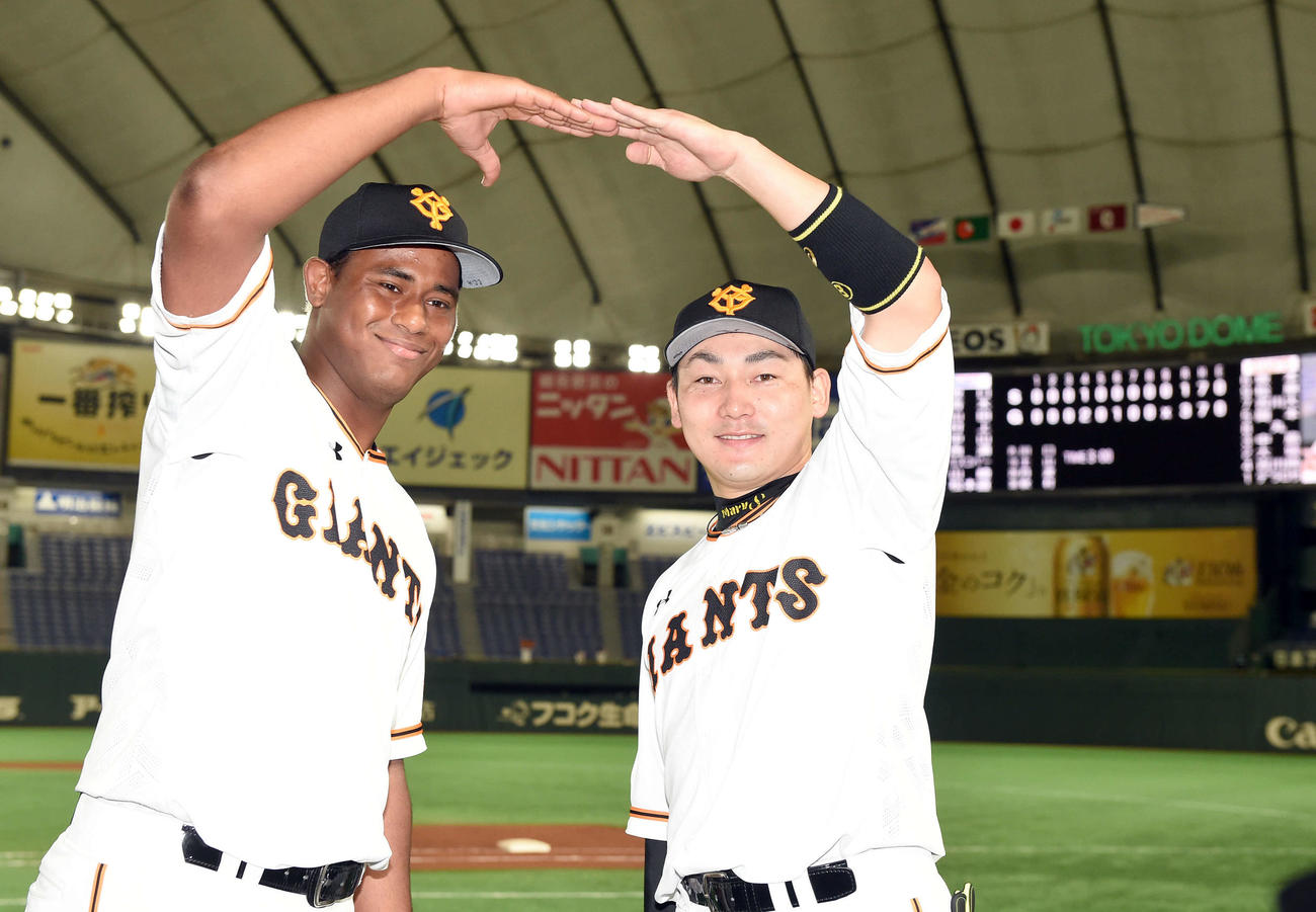 巨人対ヤクルト　笑顔で特大の「丸ポーズ」をメルセデス（左）と決める巨人丸（撮影・たえ見朱実）