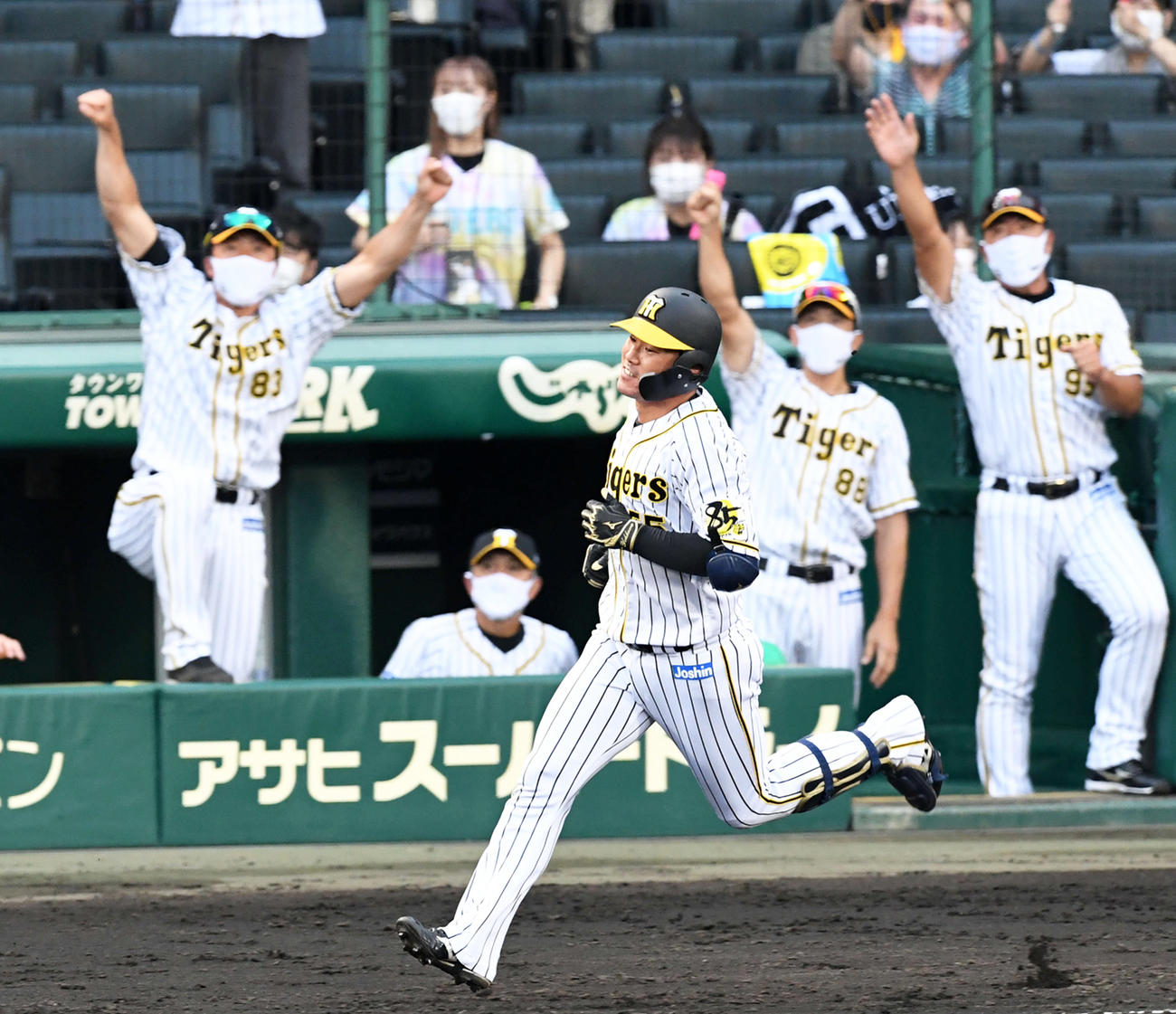 8回裏阪神2死、陽川（手前）は中越え本塁打を放つ（撮影・前岡正明）