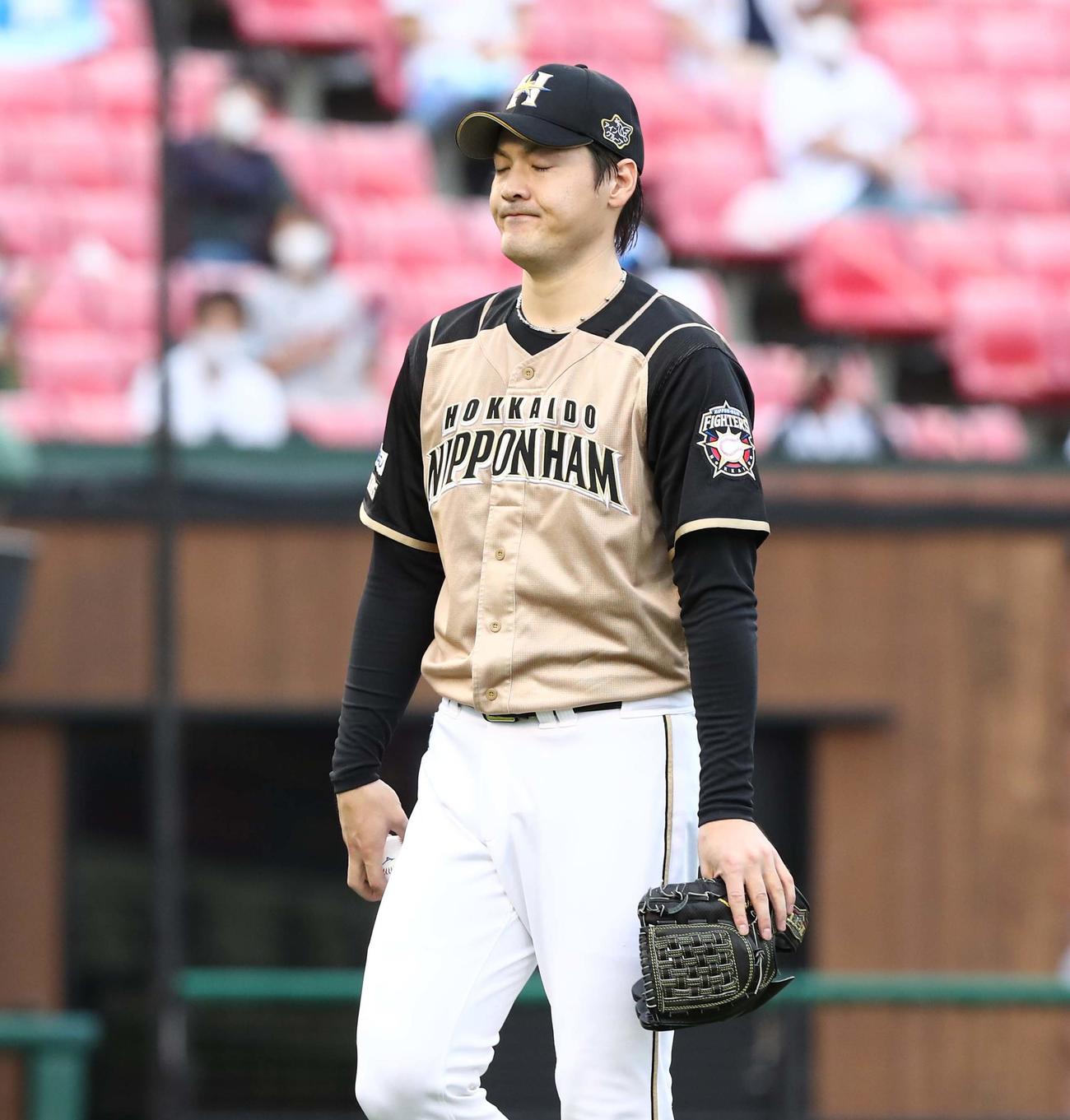 楽天対日本ハム　3回途中で降板する有原（撮影・黒川智章）
