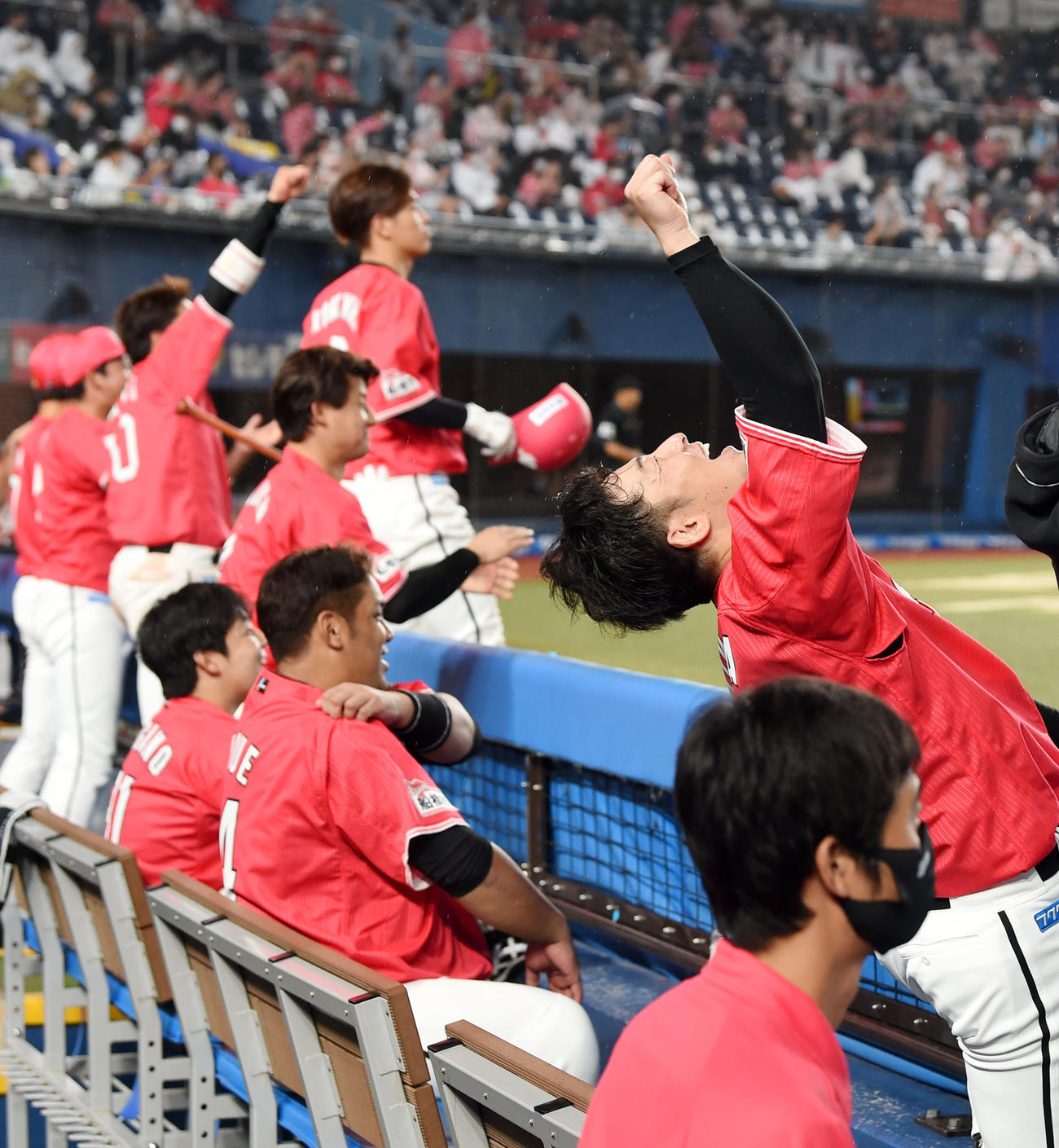ロッテ対オリックス　7回裏ロッテ2死満塁、清田はアウトの判定だったがリプレイ検証で遊適時内野安打に覆り歓喜する美馬（右）らロッテナイン（撮影・横山健太）