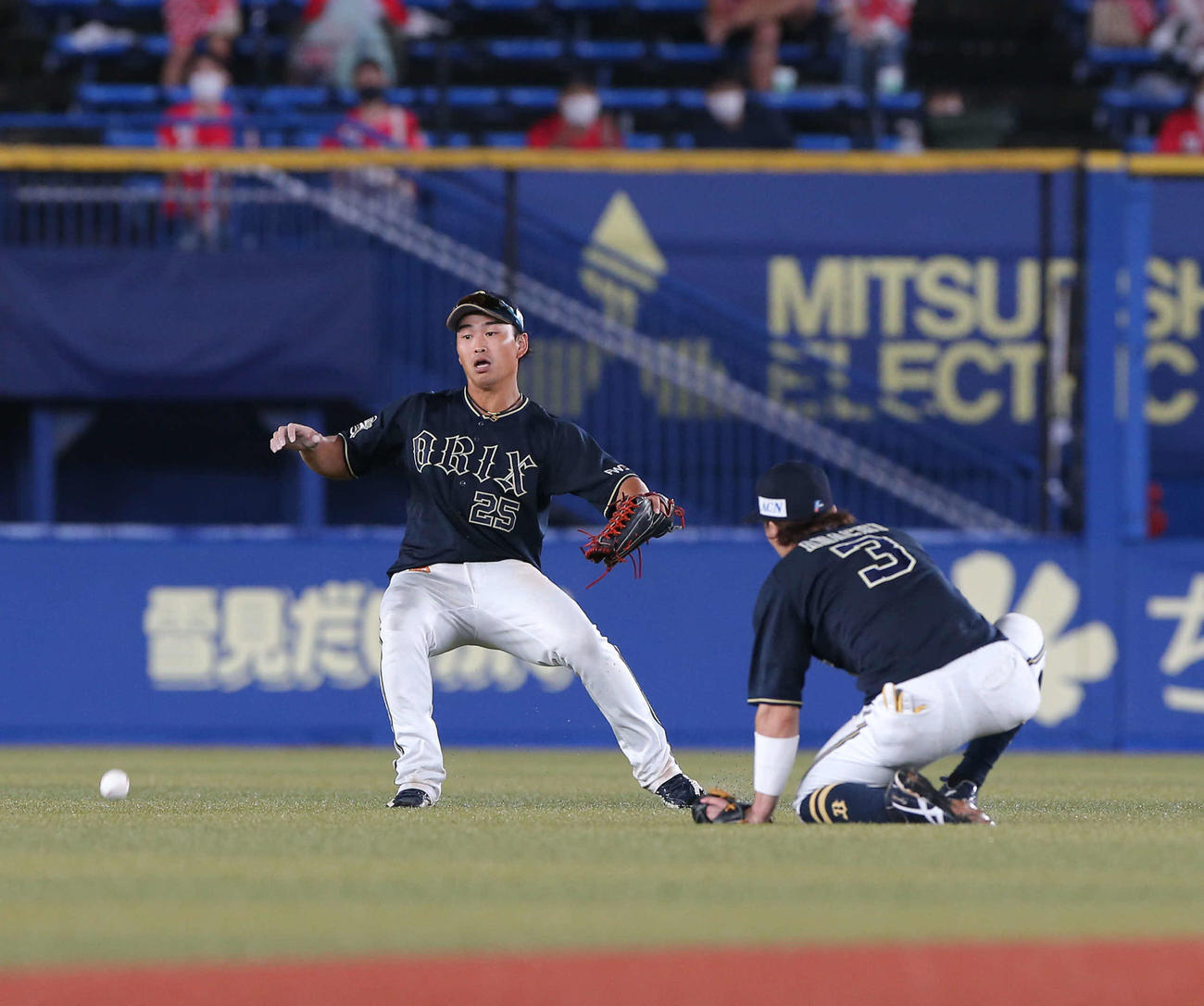 ロッテ対オリックス　7回裏ロッテ2死一塁、加藤の打球を安達（右）と西村がお見合いし二塁打とする（撮影・井上学）