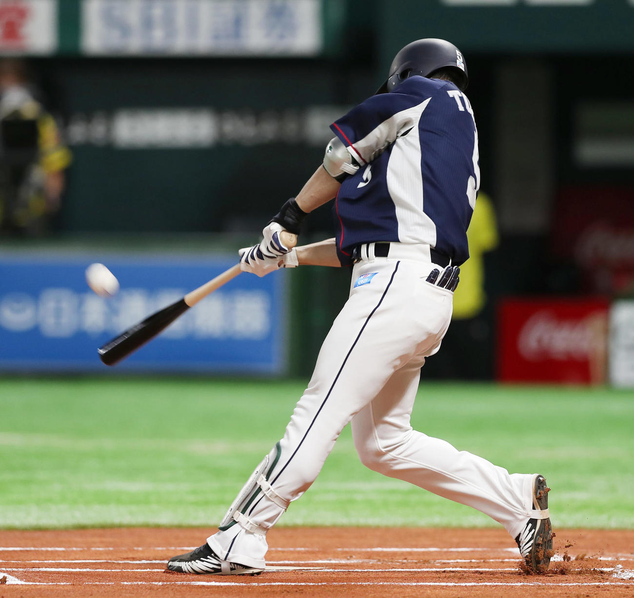 ソフトバンク対西武　1回表西武無死、左越えに先頭打者本塁打を放つ外崎修汰（撮影・前田充）