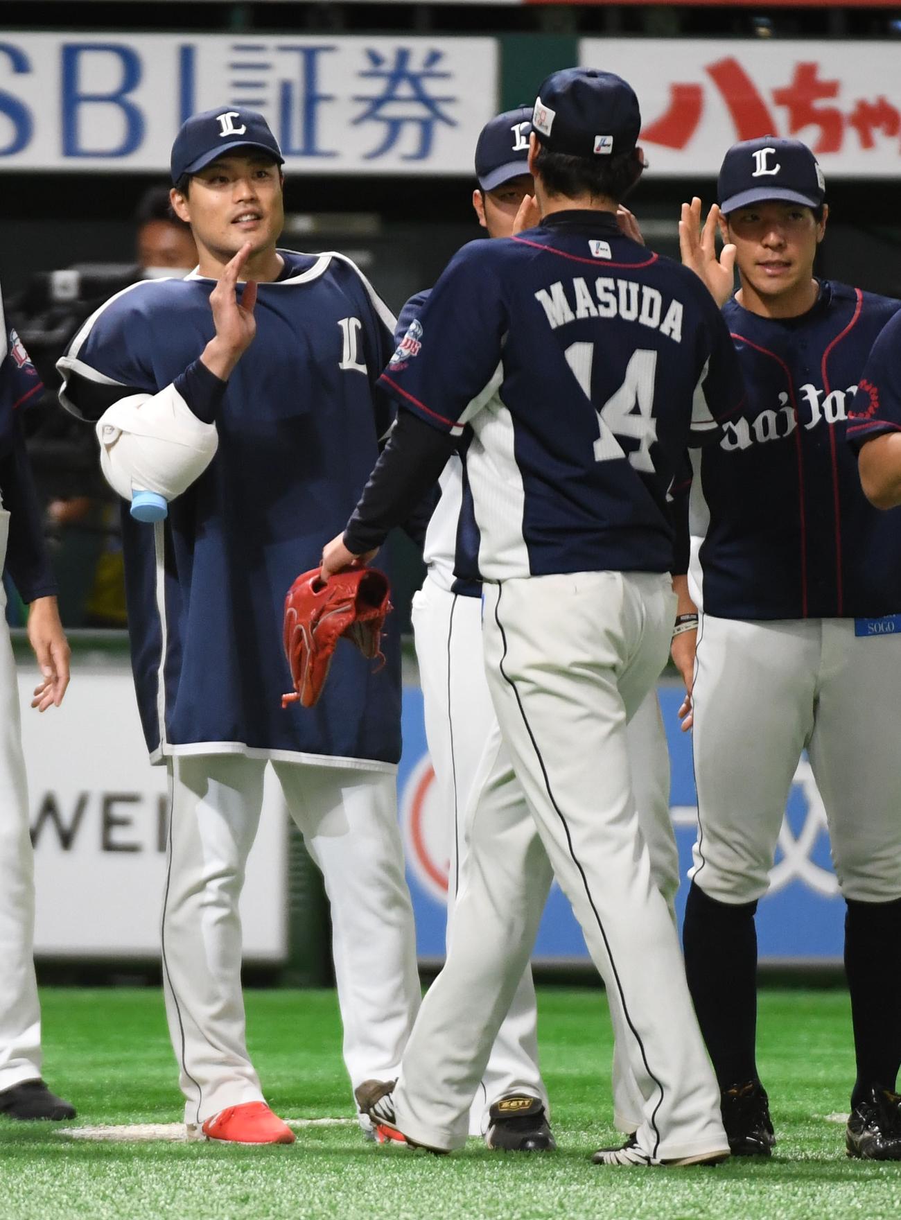 ソフトバンク対西武　3勝目を挙げ抑えの増田達至を出迎える松本航（撮影・今浪浩三）