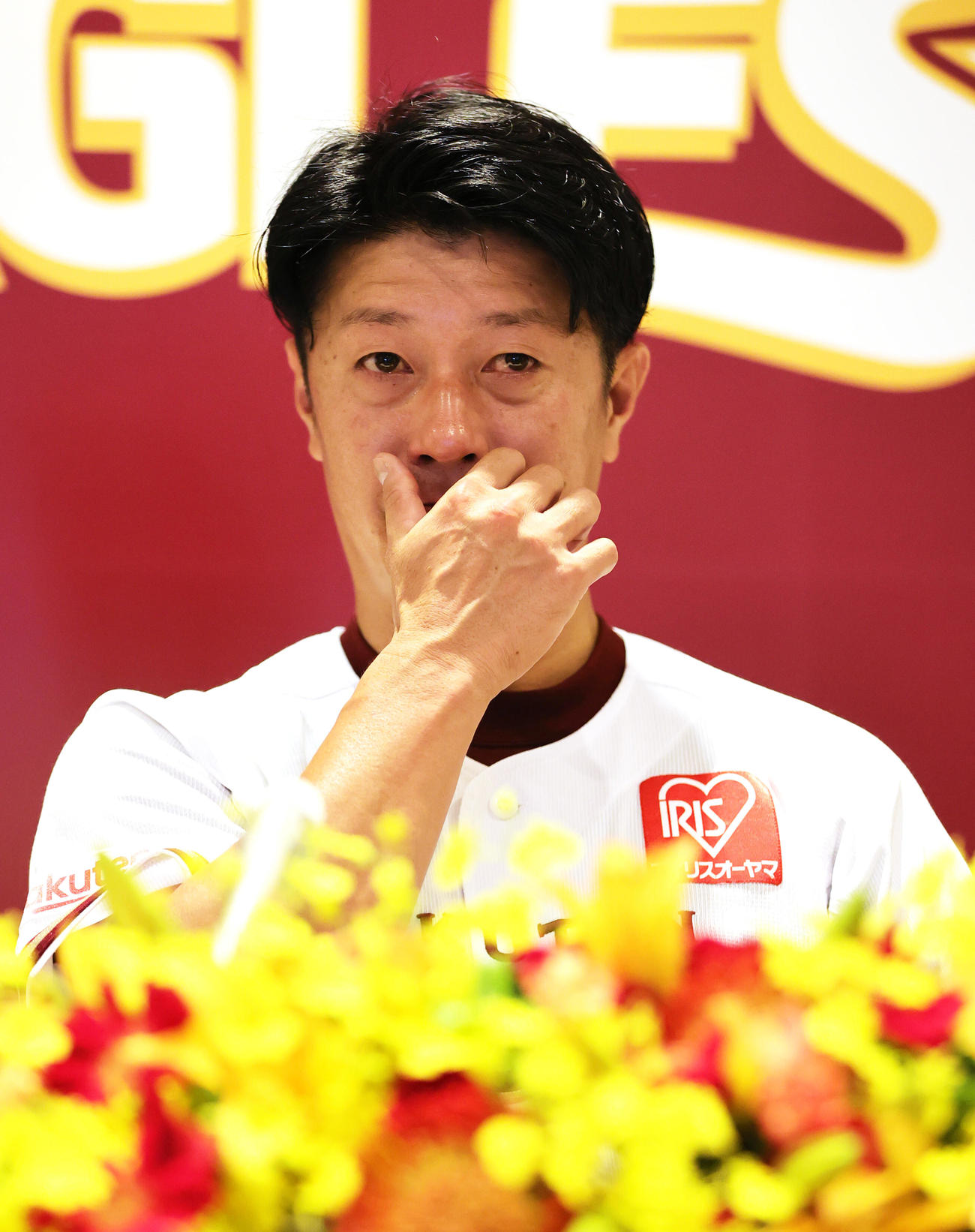 現役引退会見で涙を流す楽天渡辺直人