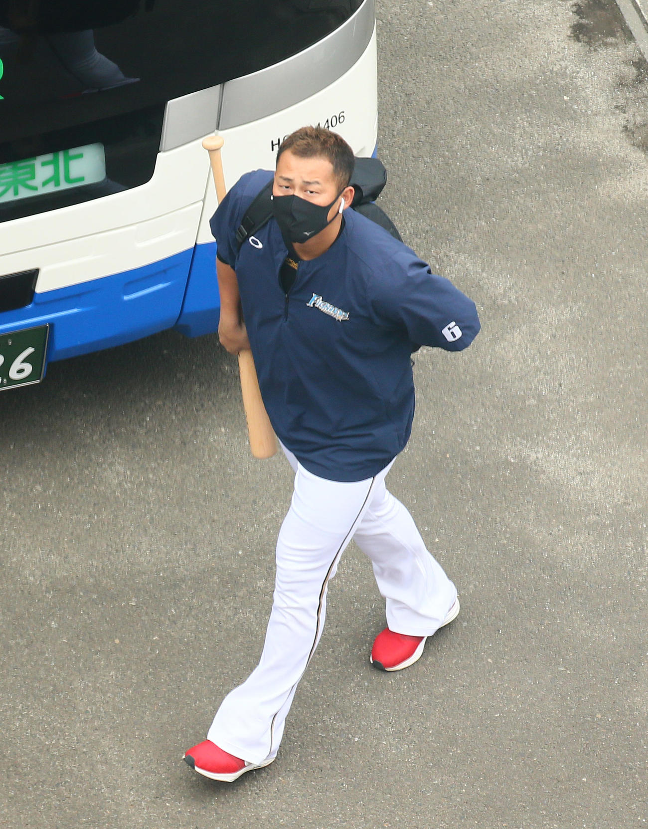 球場入りする日本ハム中田翔（撮影・足立雅史）