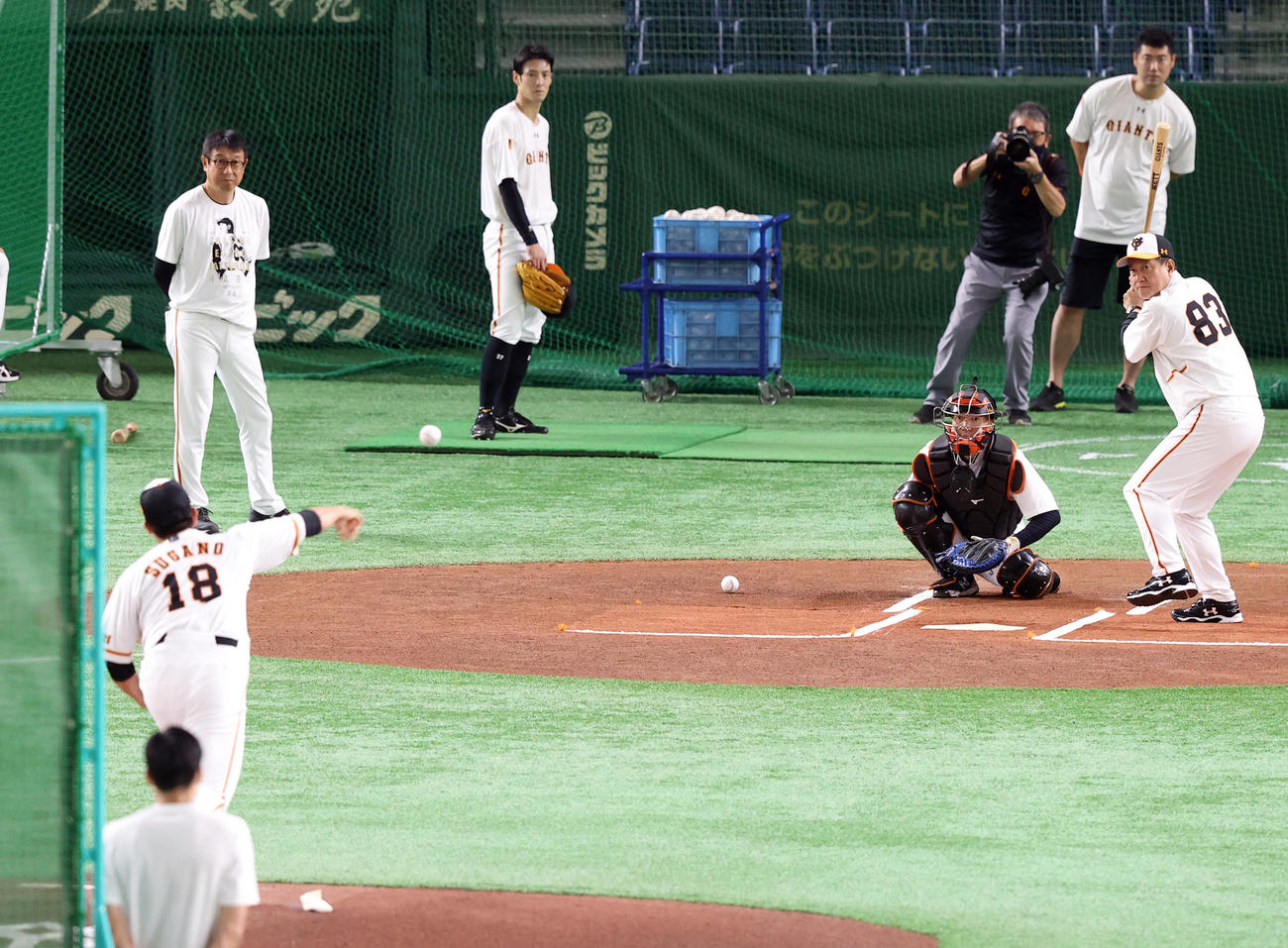 巨人対ヤクルト　試合前練習でマウンドから投球練習する巨人菅野（18番）の打席立つ原監督（撮影・垰建太）