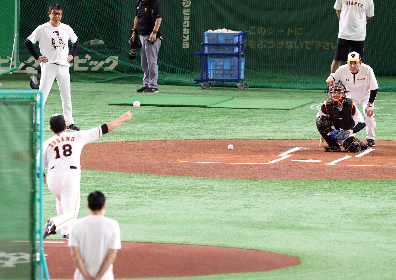 巨人対ヤクルト　試合前練習でマウンドから投球練習する巨人菅野（18番）の投球を捕手の後ろから確認する原監督（撮影・垰建太）