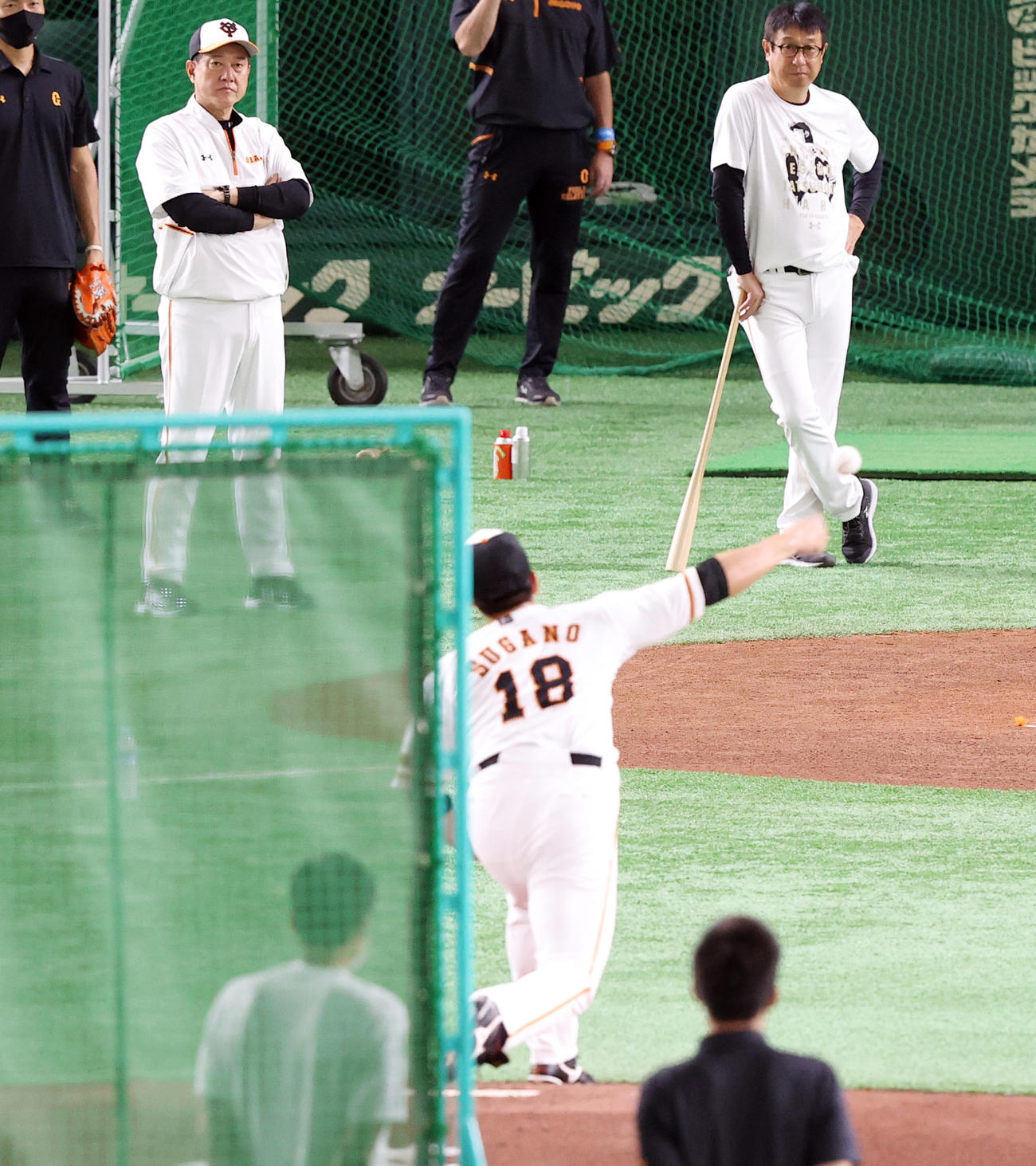 巨人対ヤクルト　試合前練習でマウンドから投球練習する巨人菅野（18番）を見つめる原監督（左）と宮本投手コーチ（撮影・垰建太）
