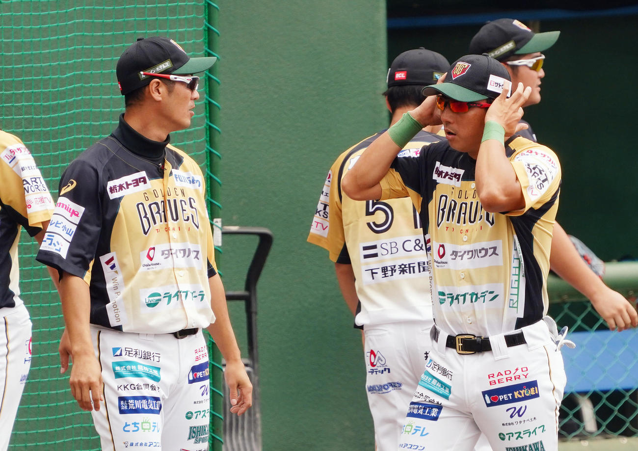 BCリーグ茨城戦を前にアップをする栃木・川崎は、西岡（左）と言葉を交わす（撮影・菅敏）