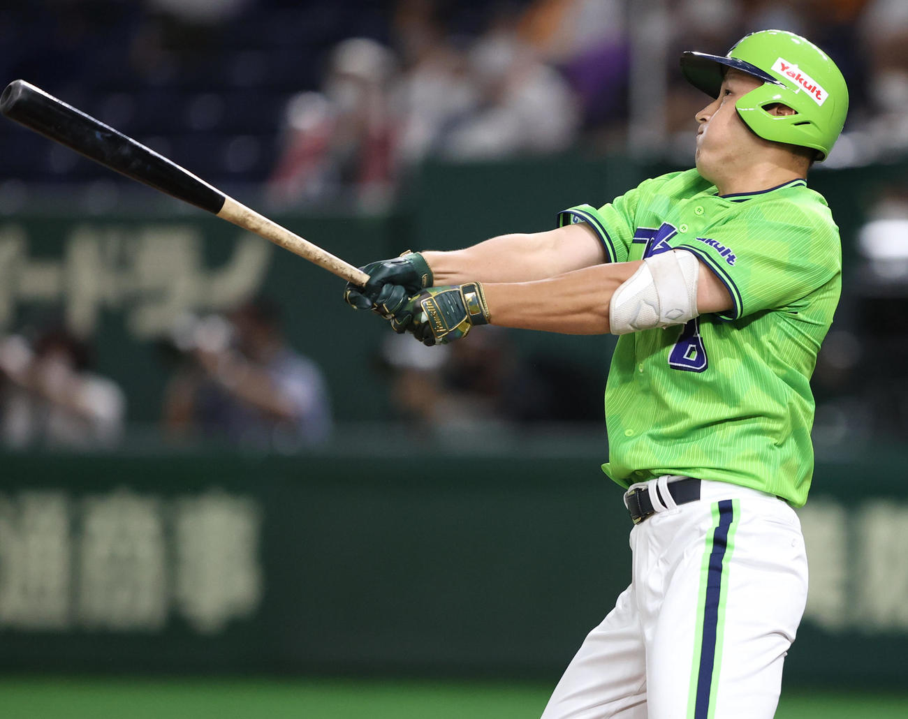 12日の巨人対ヤクルト　5回表ヤクルト2死、ソロ本塁打を放つ中山（撮影・狩俣裕三）