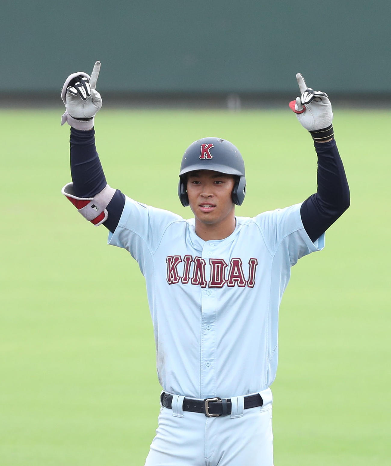 関学対近大　8回裏近大2死満塁、右線に逆転となる走者一掃3点適時二塁打を放った佐藤輝明は両手を突き上げ喜ぶ（撮影・白石智彦）