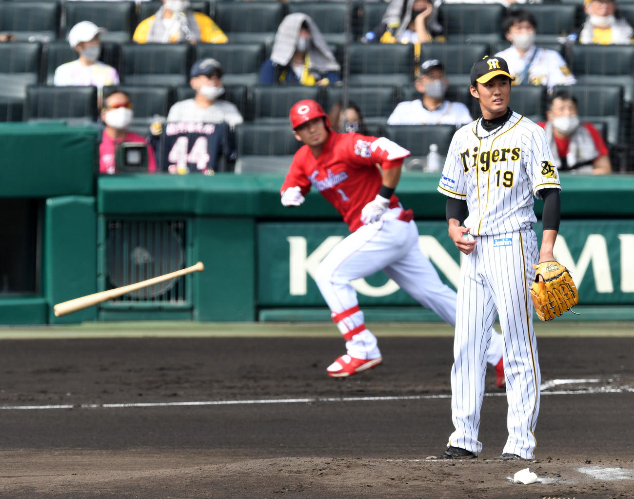 阪神対広島17回戦　1回表広島1死一、二塁、鈴木誠也に先制の左越え3点本塁打を打たれがっくりする藤浪晋太郎（撮影・前岡野正明）