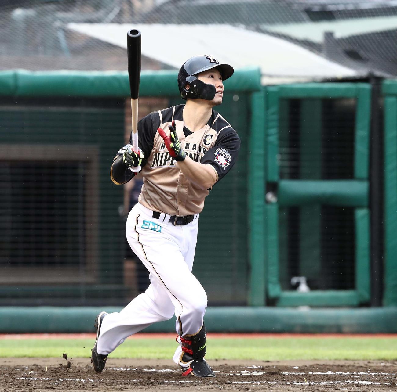 楽天対日本ハム　2回表日本ハム12死一、三塁、右越え3点本塁打を放つ西川（撮影・黒川智章）