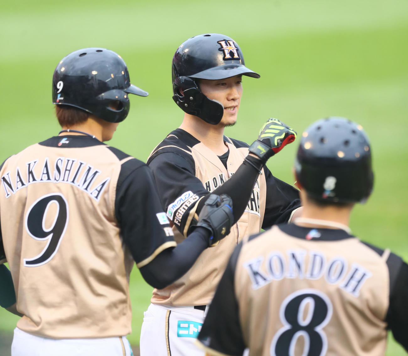 楽天対日本ハム　2回表日本ハム2死一、三塁、右越え3点本塁打を放ちタッチを交わす西川（撮影・足立雅史）