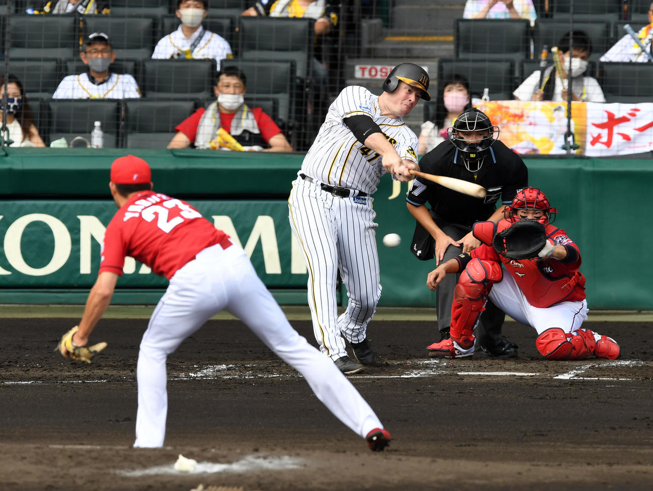 阪神対広島　1回裏阪神2死一、二塁、ボーアは右前適時打を放つ。投手薮田（撮影・前岡正明）