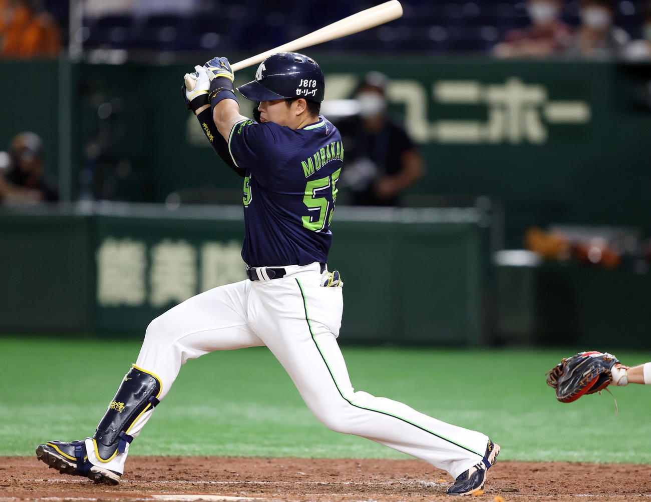 巨人対ヤクルト　4回表ヤクルト無死三塁、適時打を放つ村上（撮影・狩俣裕三）