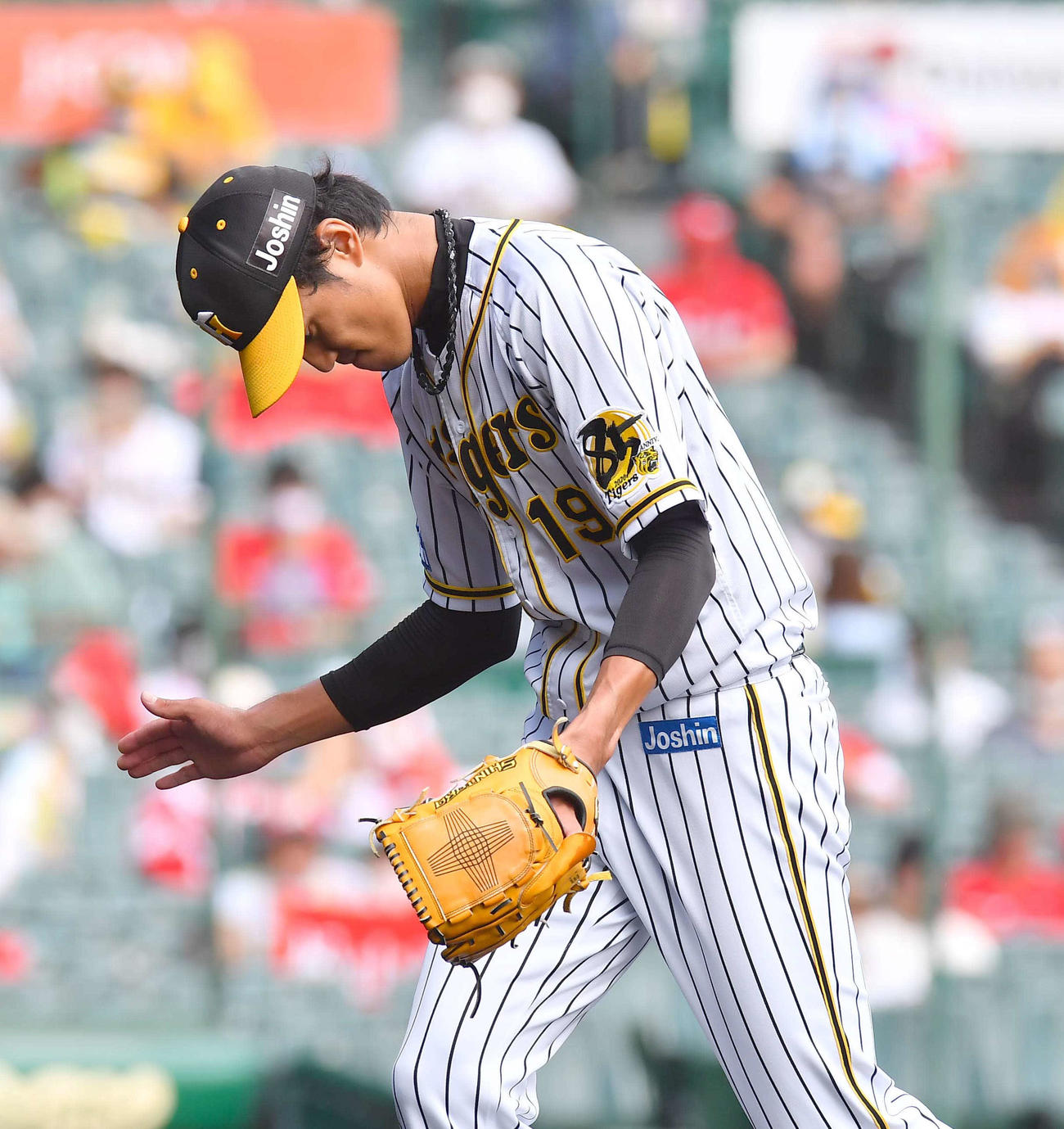 阪神対広島　1回、鈴木誠也の本塁打で3失点した藤浪晋太郎はグラブを叩き悔しそうな表情でベンチに引き揚げる（撮影・上田博志）