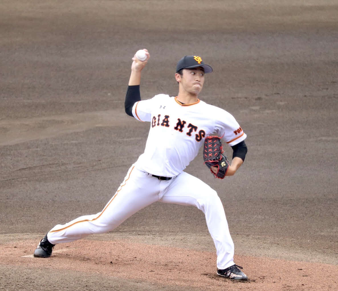 イースタン・リーグ巨人対西武　力投する巨人直江（撮影・久永壮真）