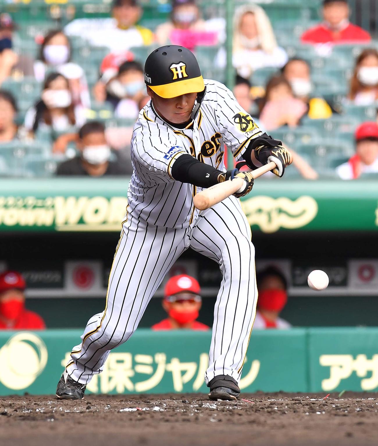 阪神対広島　3回裏阪神無死一、二塁、送りバントを決める大山悠輔（撮影・上田博志）