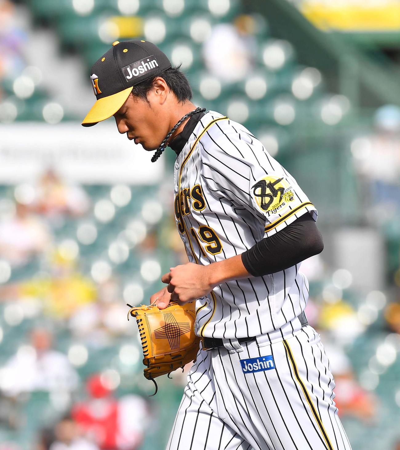 阪神対広島　4回途中の降板に苦笑いを浮かべる藤浪晋太郎（撮影・上田博志）