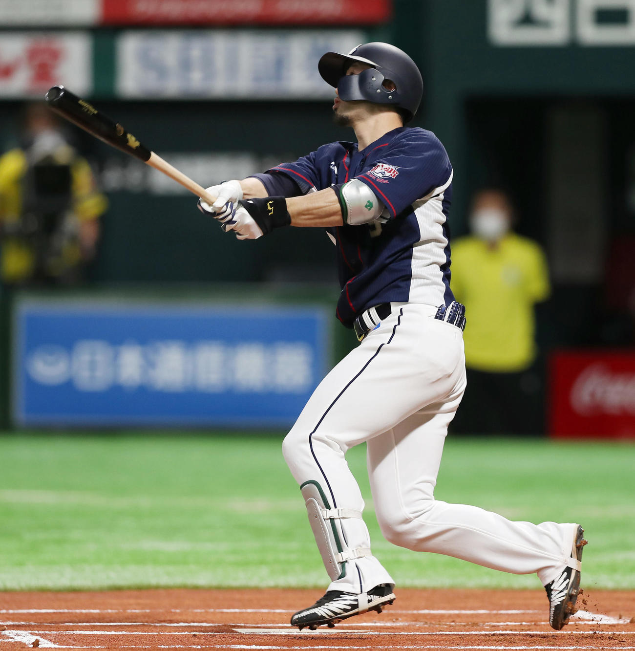ソフトバンク対西武　1回表西武無死、左越えに先頭打者本塁打を放つ外崎（撮影・前田充）
