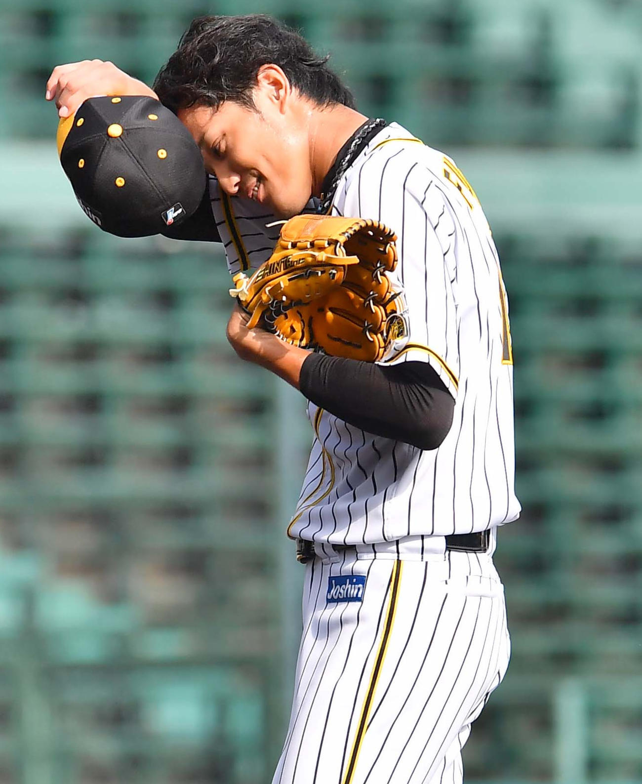 阪神対広島　4回途中の降板に苦笑いを浮かべる藤浪晋太郎（撮影・上田博志）