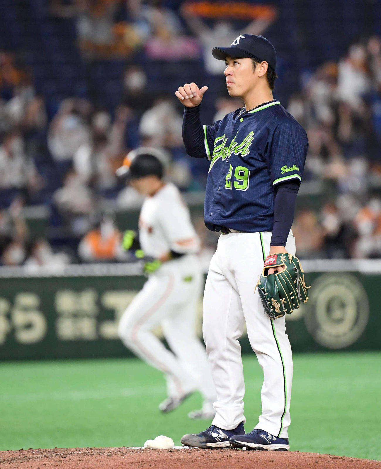 巨人対ヤクルト　4回裏巨人1死一塁、丸に勝ち越しの2点本塁打を浴びる小川（撮影・たえ見朱実）