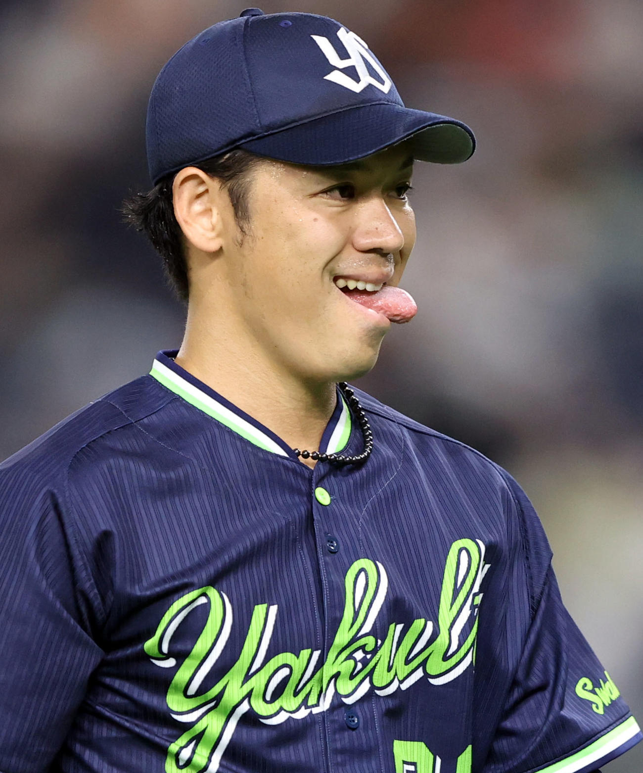 巨人対ヤクルト　2回裏を終え、舌を出しながらベンチに戻る小川（撮影・狩俣裕三）