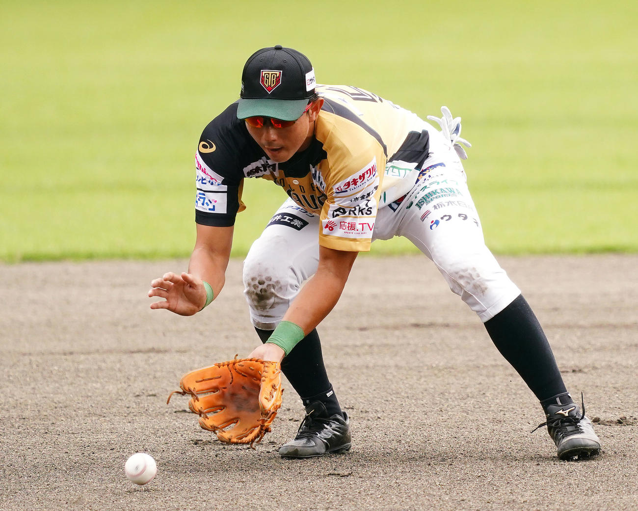 BCリーグ茨城戦の1回、打球を処理する栃木・川崎（撮影・菅敏）