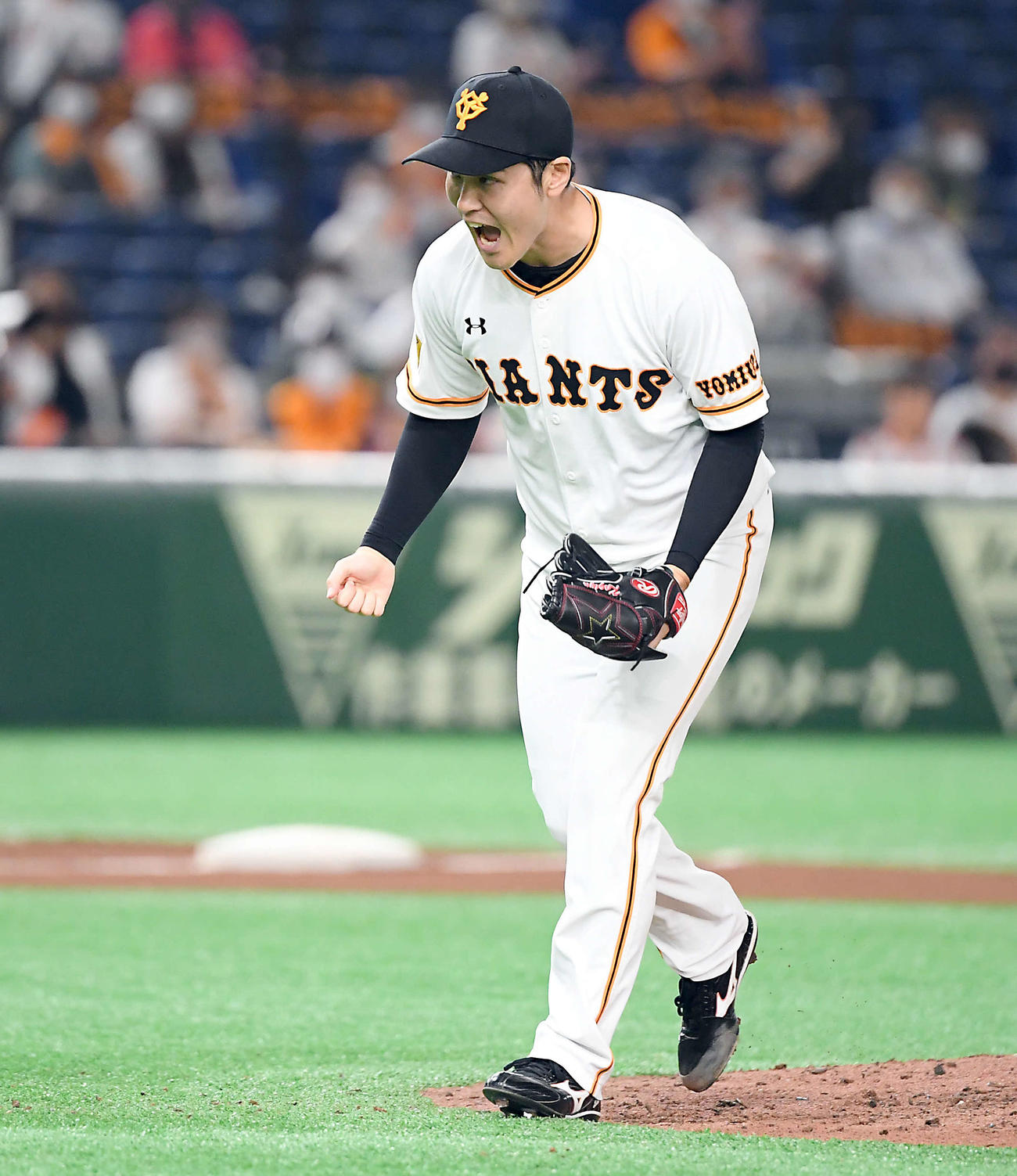 巨人対ヤクルト　6回途中からマウンドに上がった巨人鍵谷は、無失点に抑えガッツポーズを決める（撮影・たえ見朱実）