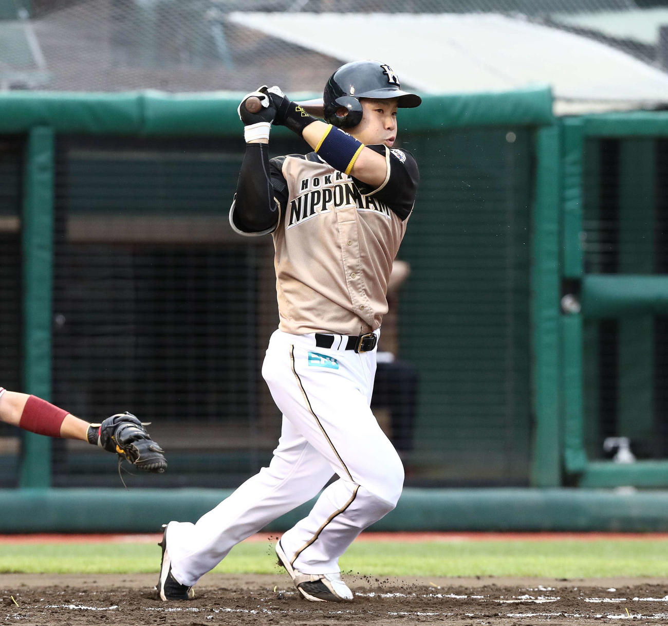 楽天対日本ハム　2回表日本ハム2死満塁、右前2点適時打を放つ近藤（撮影・黒川智章）