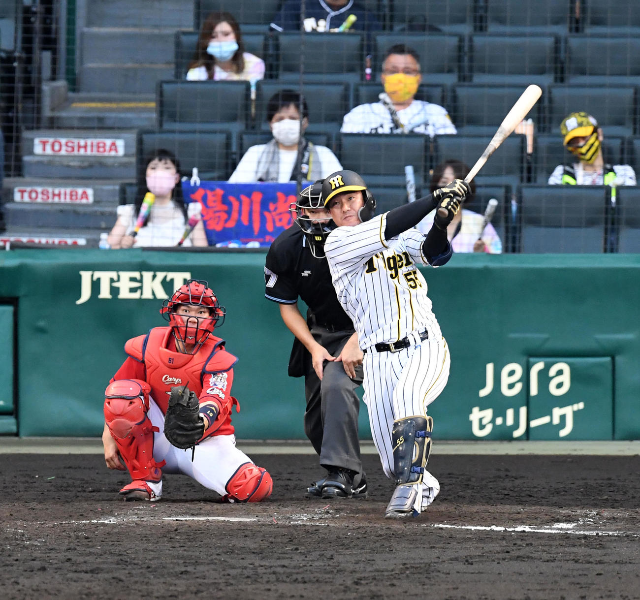 阪神対広島　8回裏阪神2死、陽川は中越え本塁打を放つ（撮影・前岡正明）