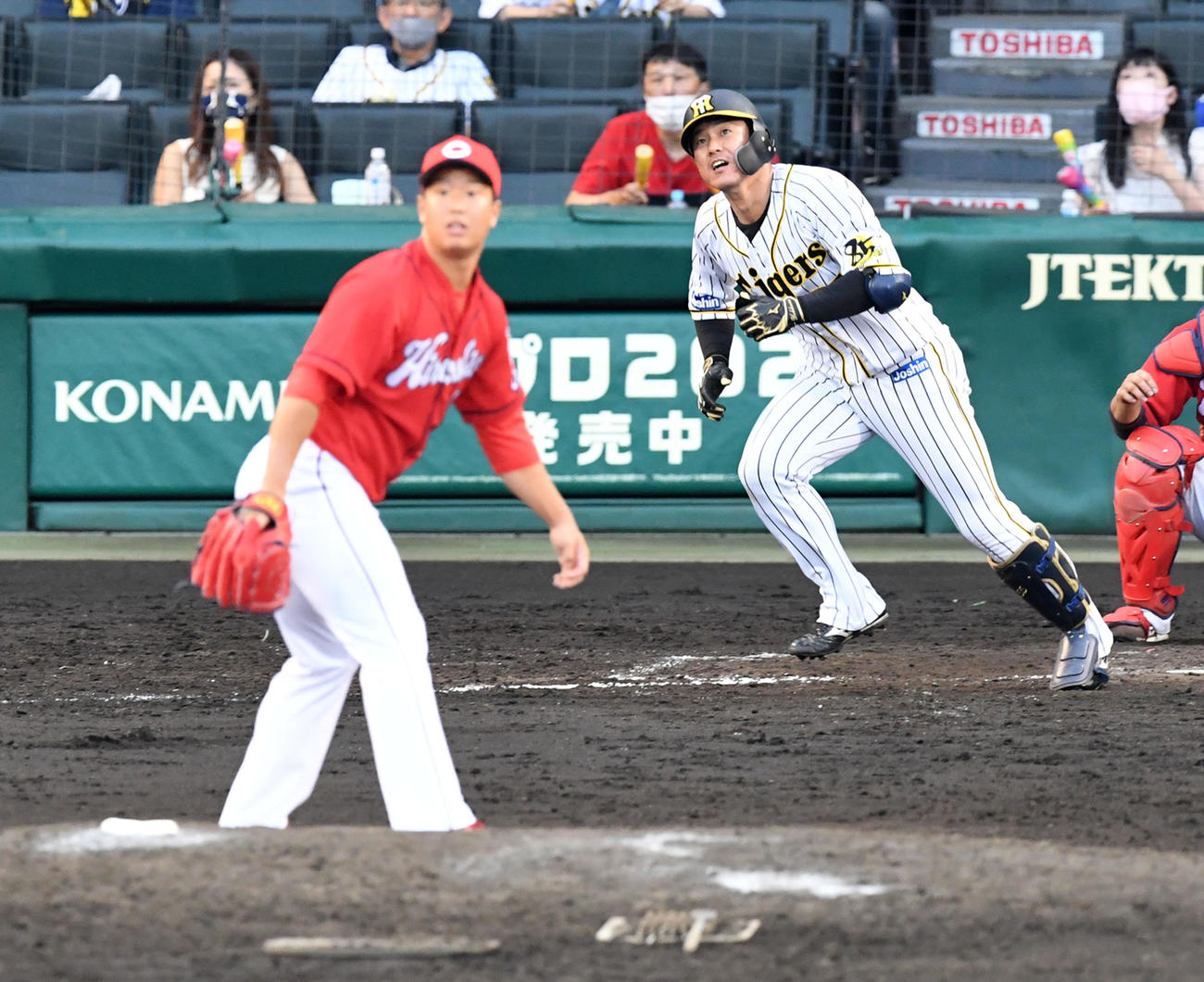 阪神対広島　8回裏阪神2死、陽川は中越え本塁打を放つ。投手塹江（撮影・前岡正明）