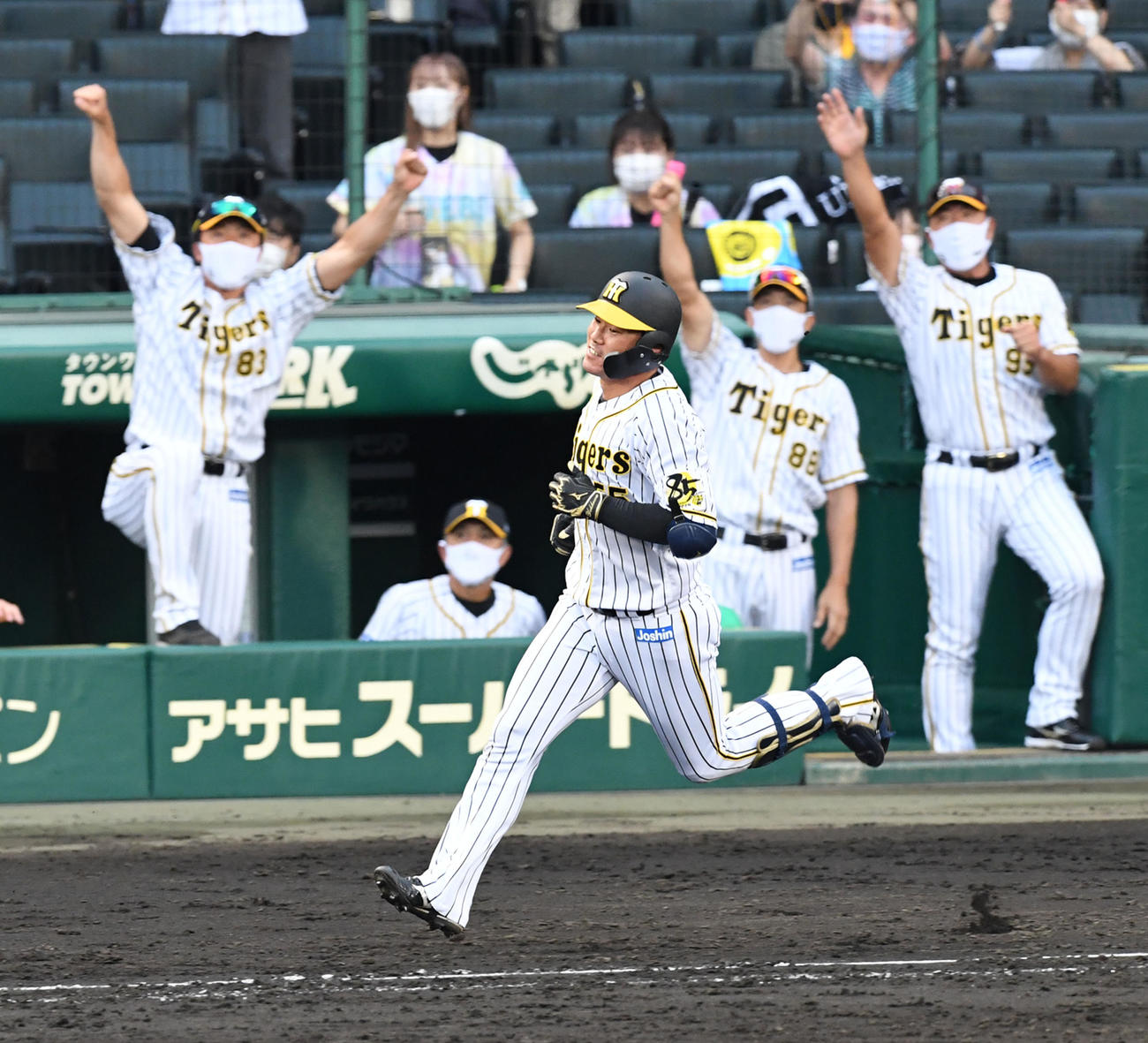 阪神対広島　8回裏阪神2死、陽川は中越え本塁打を放つ（撮影・前岡正明）