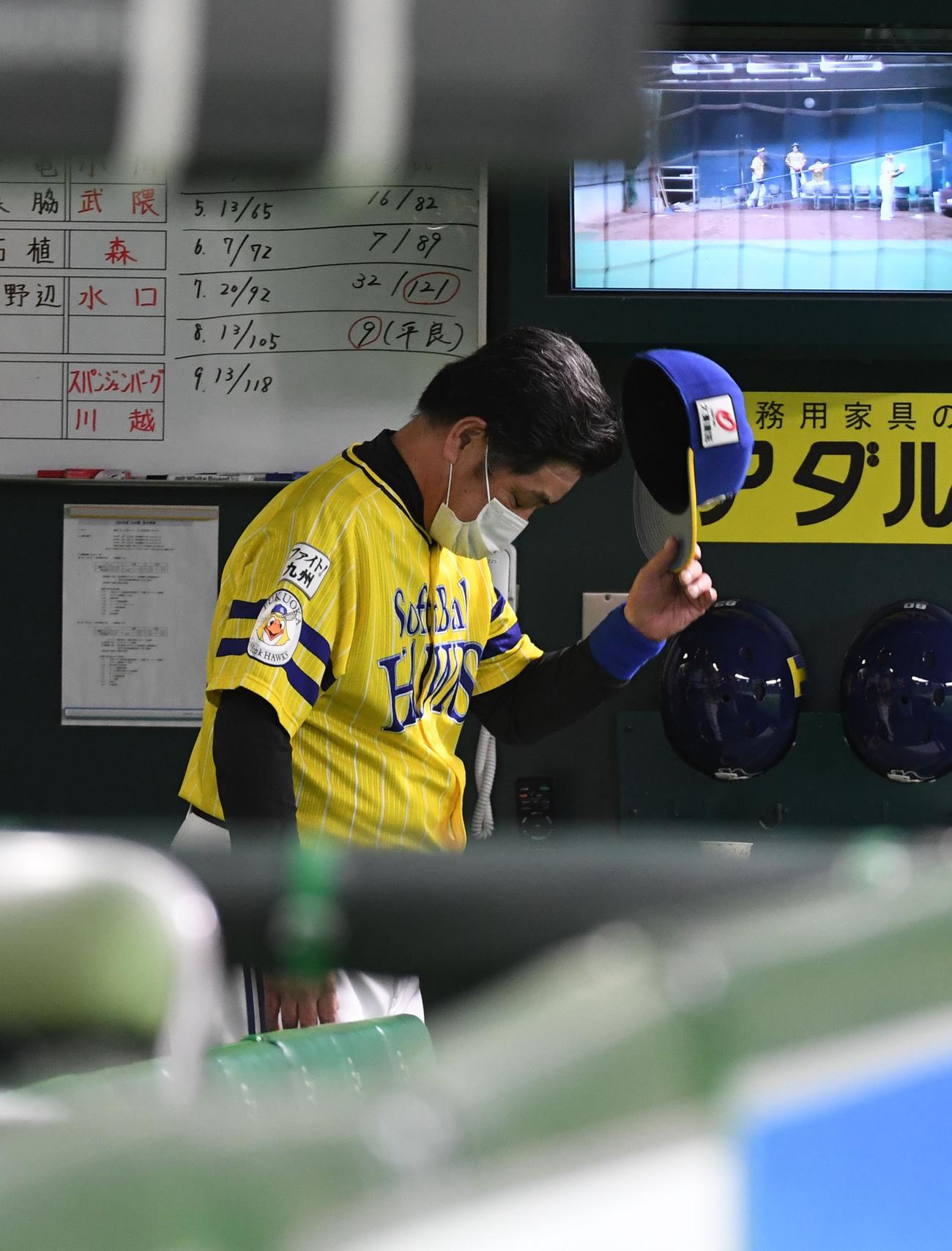 ソフトバンク対西武　完封負けにガックリするソフトバンク工藤監督（撮影・今浪浩三）