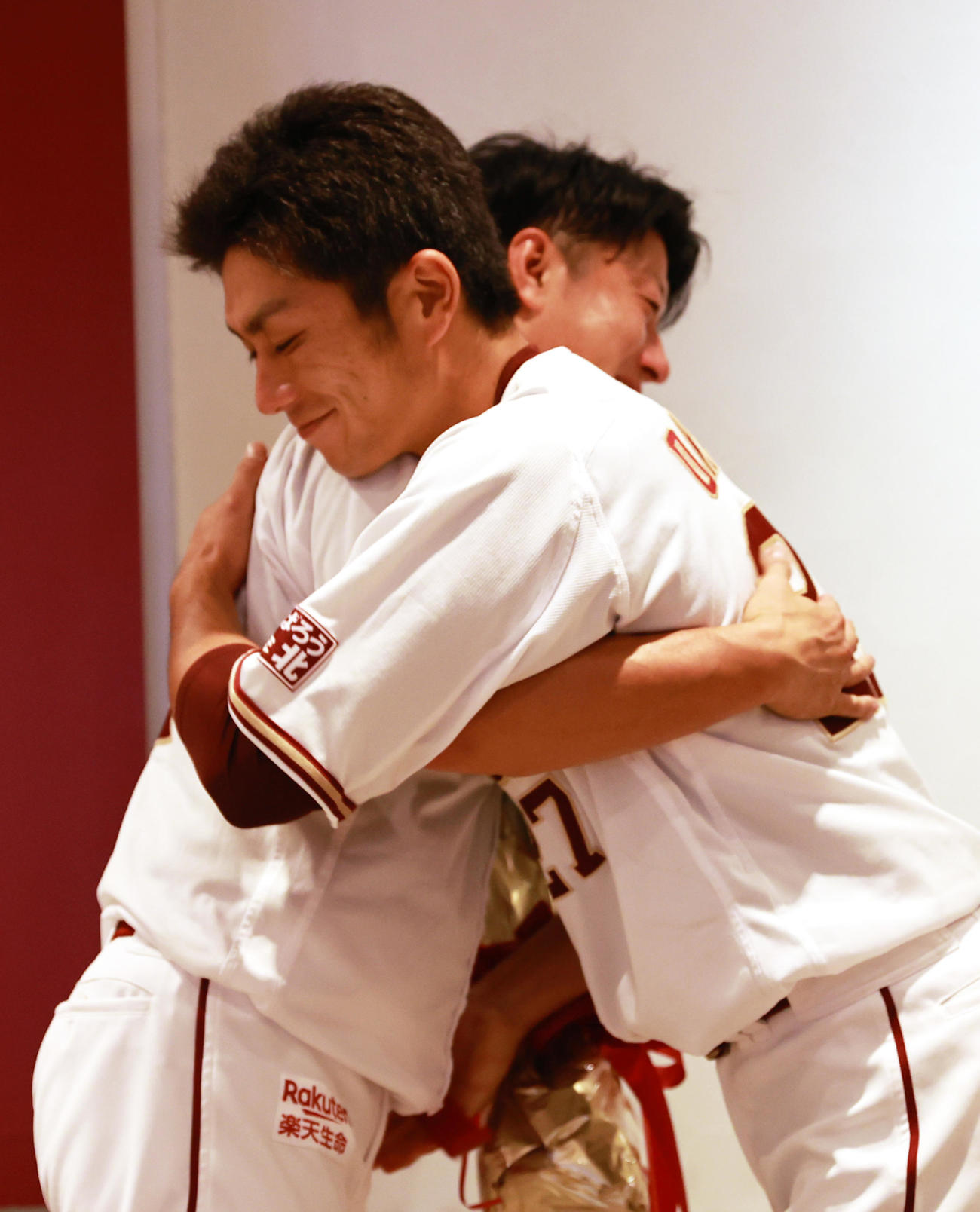 引退会見後、抱き合う楽天渡辺直人（左）と岡島
